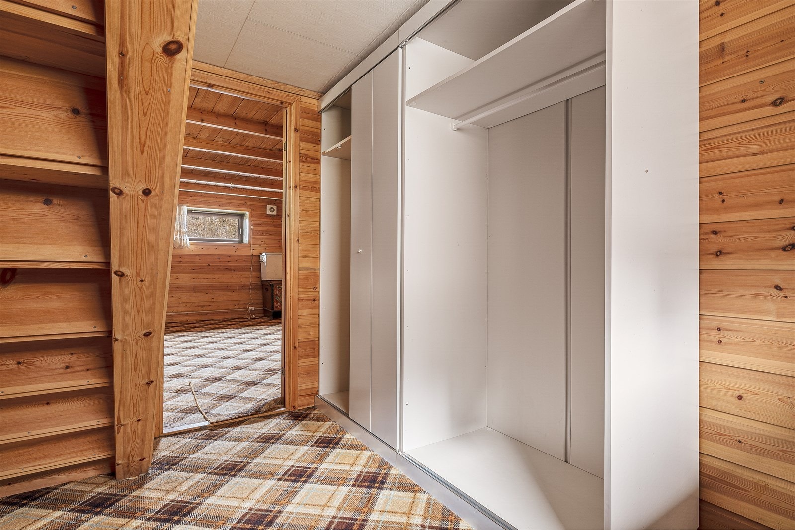 Underetasjen brukes som kjellerstue, garderobe og bad. Opprinnelig tørkerom og to boder. Galleribilde