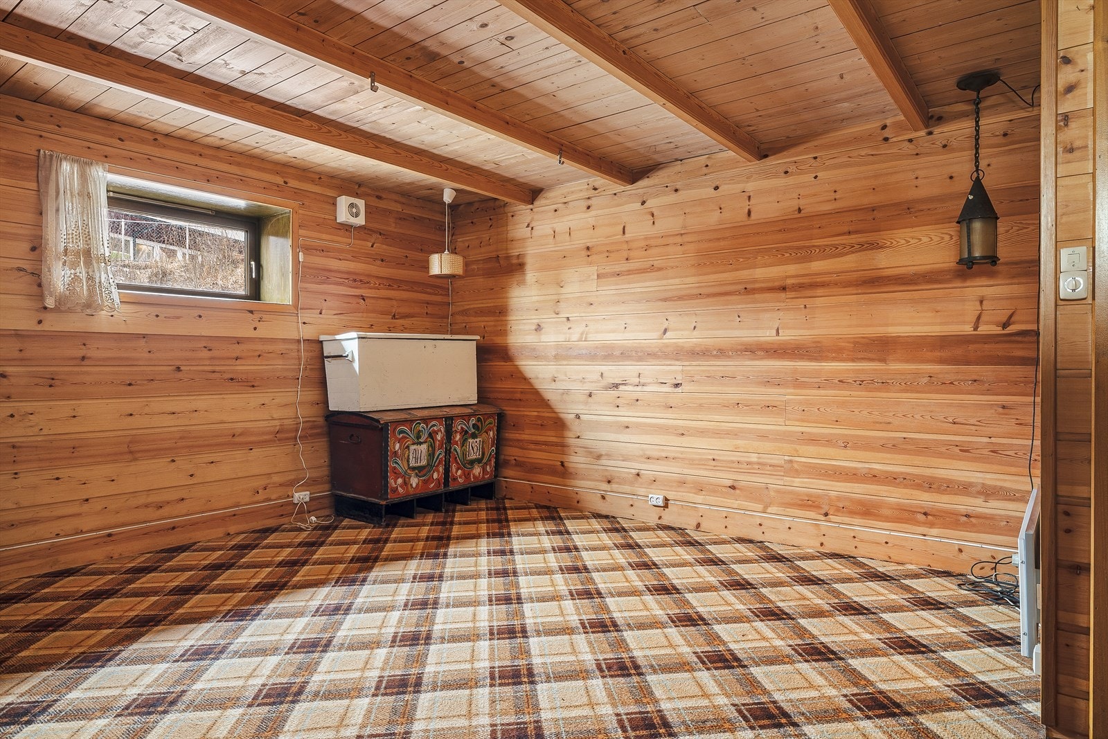 Teppe på gulv, panel på vegger og i himling. Galleribilde