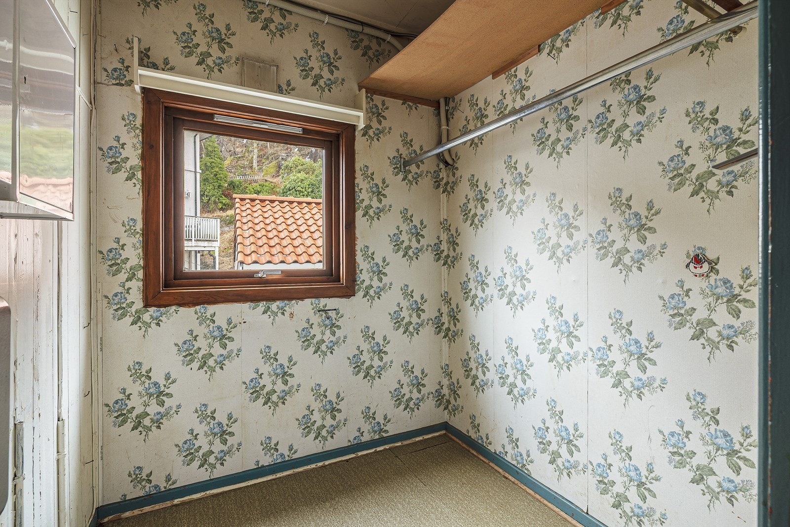 Innredet bod ved entrè som er helt super å bruke som garderoberom til oppheng av yttertøy og sko. Galleribilde