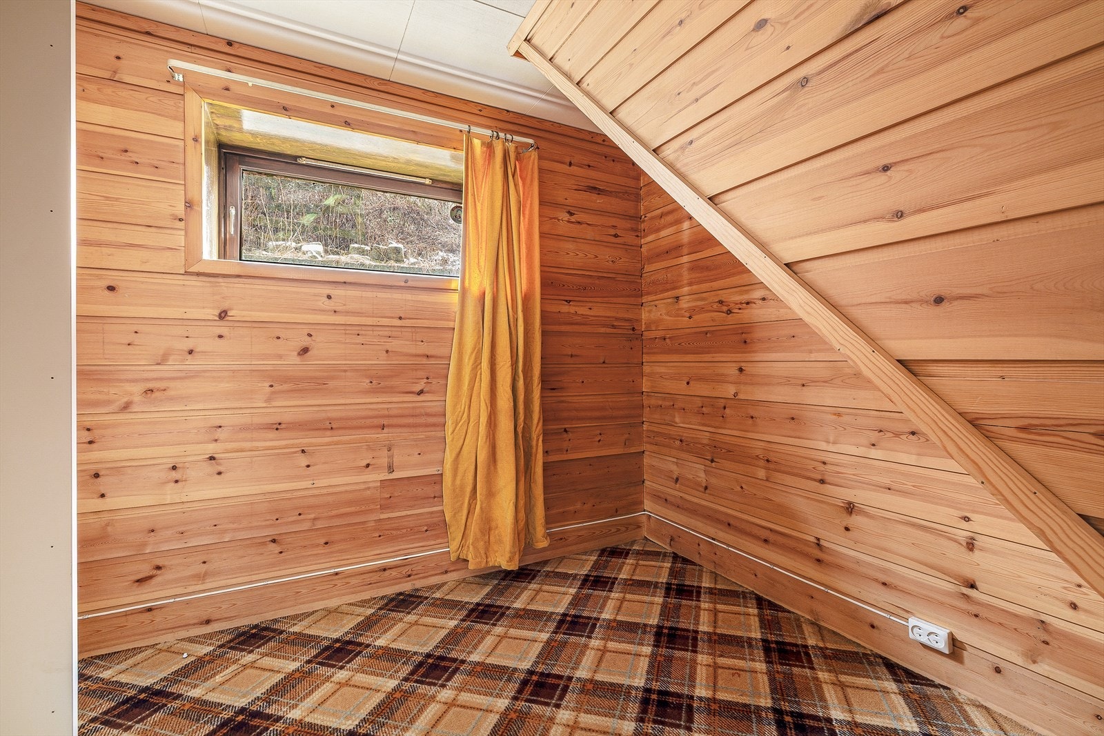 Garderoberom på 6m² med teppe på gulv, panel på vegger og i himling. Opprinnelig bod som tidligere har blitt brukt som soverom. Galleribilde