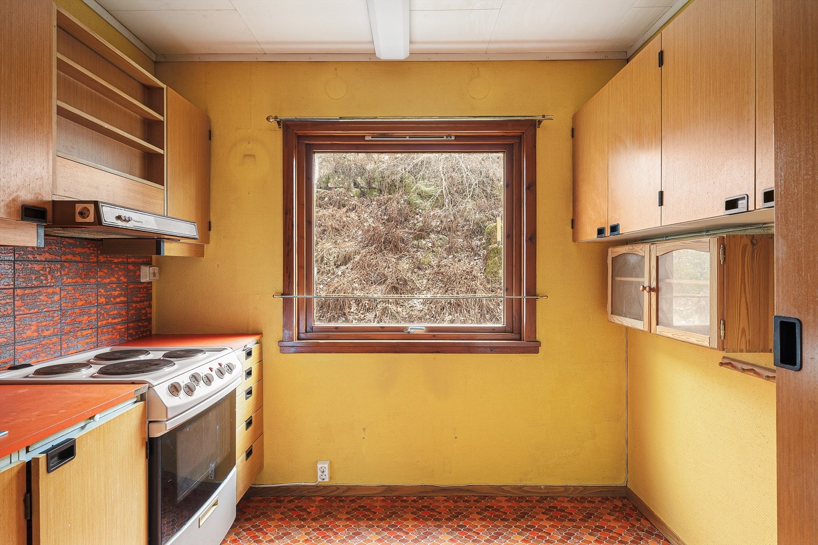 Kjøkkeninnredning med slette fronter.
Inneholder: Laminert benkeplate,
stål vaskekum og ventilator. Galleribilde