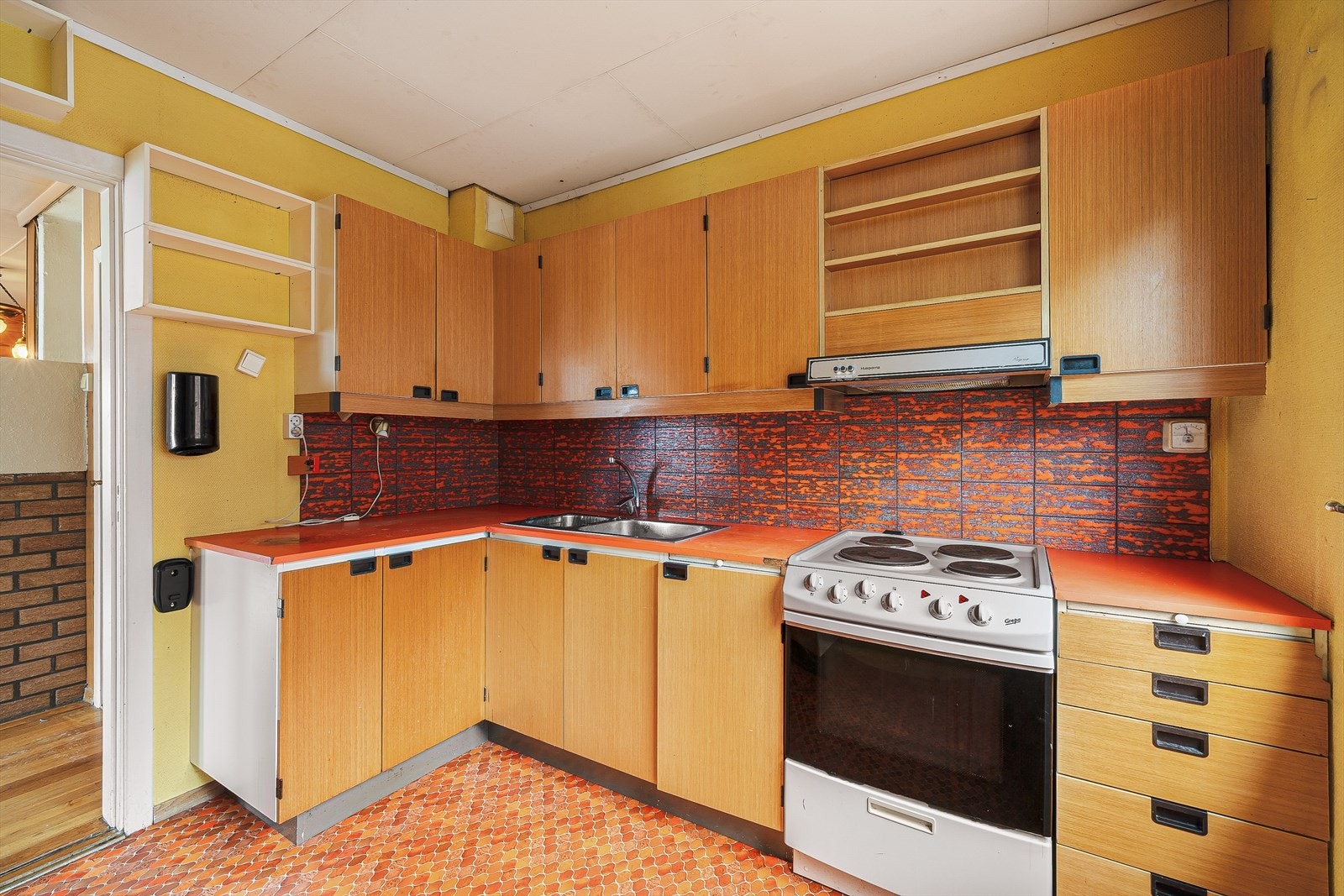 Det er kjøkkenventilator med avtrekk ut. Utdatert kjøkken som trenger en overhaling. Galleribilde