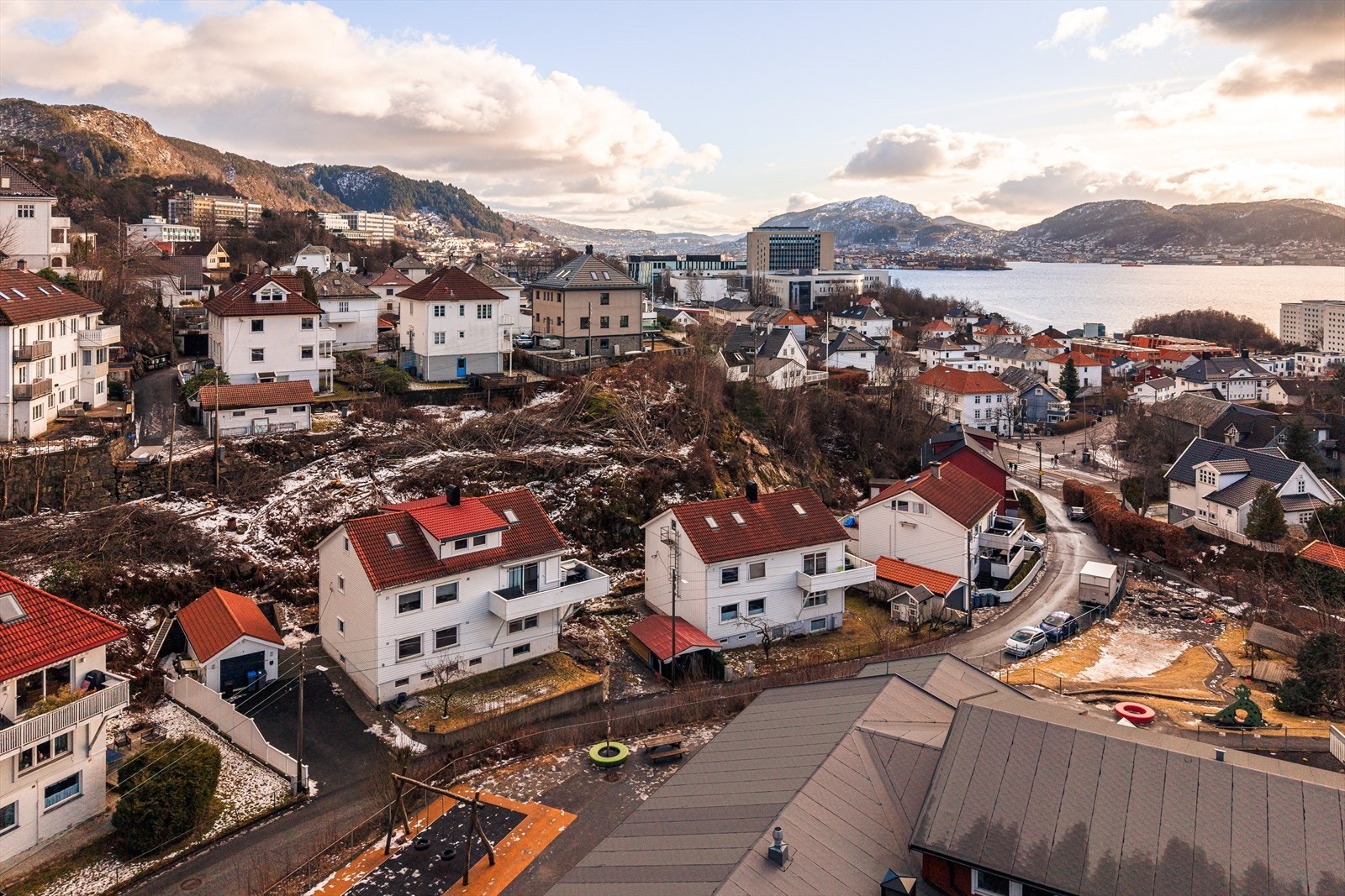 Barnehagen ligger regelrett et steinkast unna - rett over veien. Galleribilde