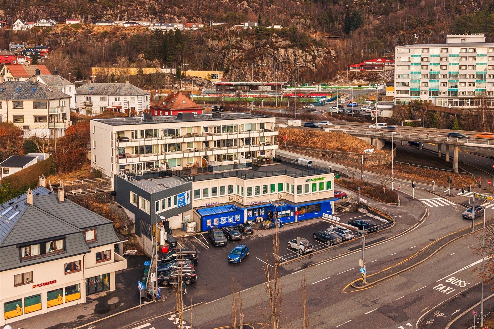 Gode bussforbindelser med kort avstand/reisetid til Bergen Sentrum og gangavstand til både Rema 1000 og Spar som de nærmeste. Galleribilde