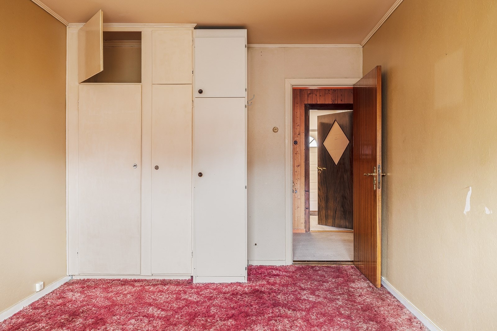 Teppe på gulv, tapet på vegger og lerret i himling. Galleribilde