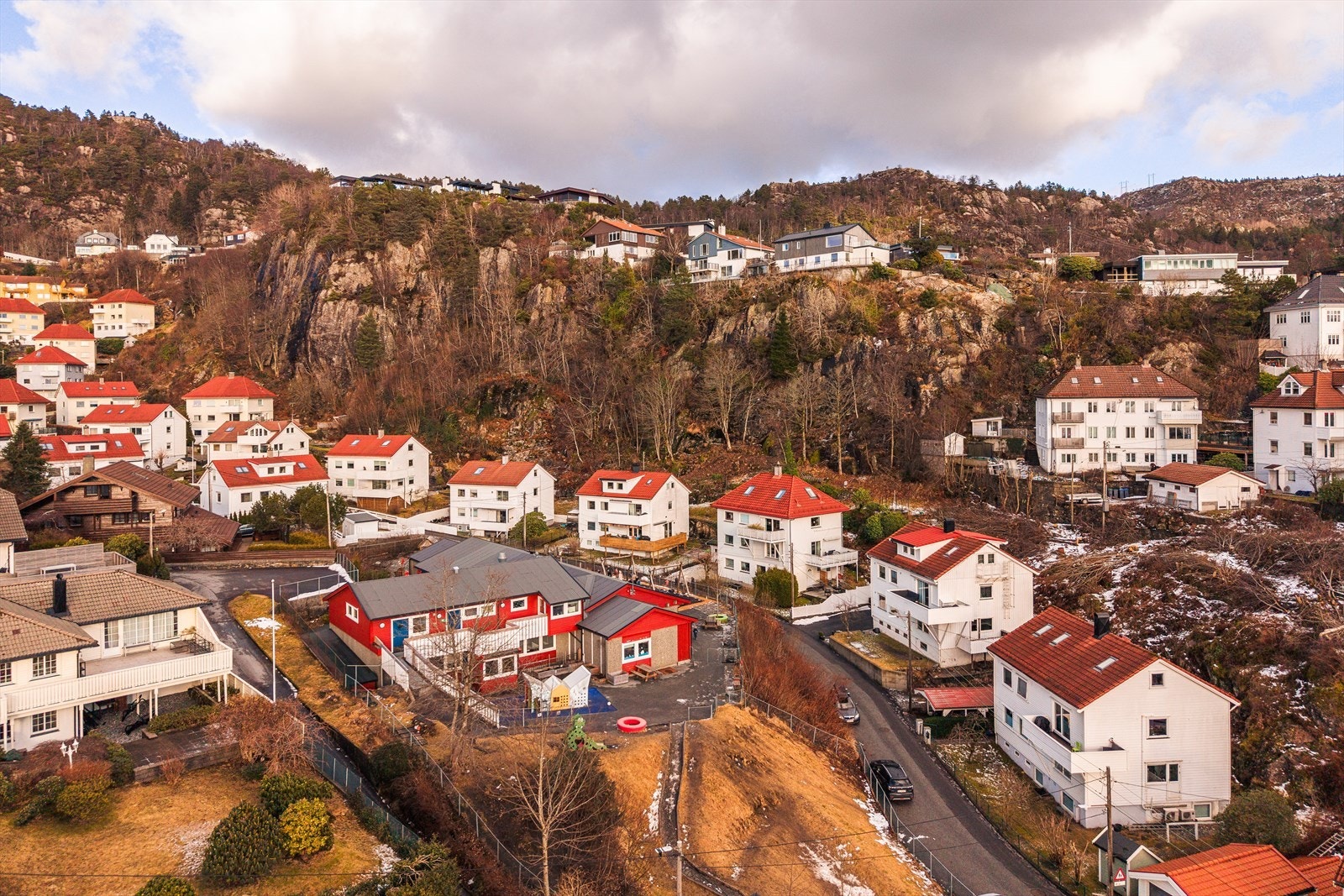 Sjarmerende Solbakken strekker seg oppover før den ender i Eikebakken. Galleribilde