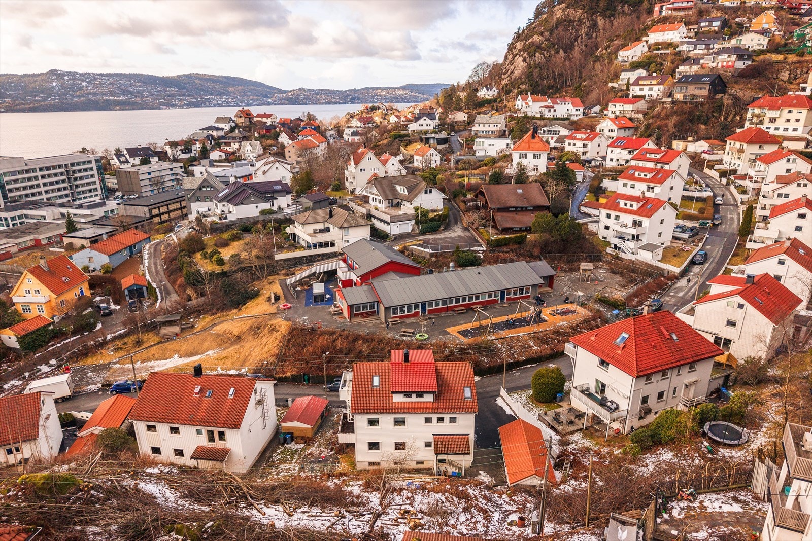 Boligen strekker seg over to plan med en 1. etasje og en underetasje. Galleribilde