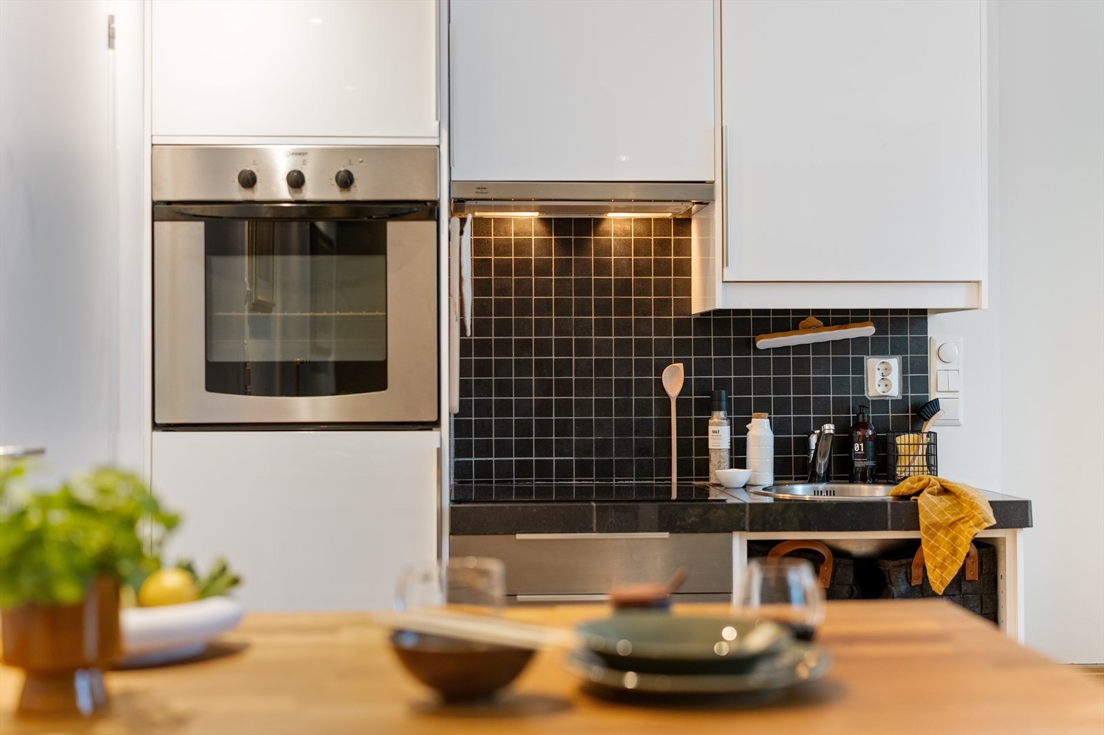 Av integrerte hvitevarer finner du stekeovn, oppvaskmaskin og platetopp. Galleribilde