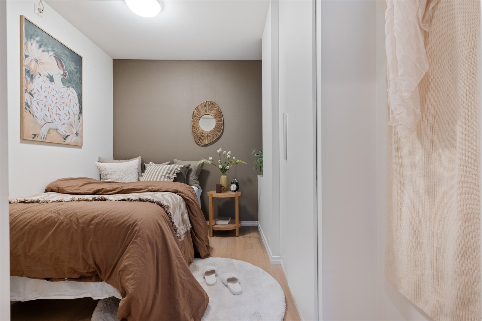 Den praktiske integrerte garderobeløsningen skaper rom for fri ferdsel. Galleribilde