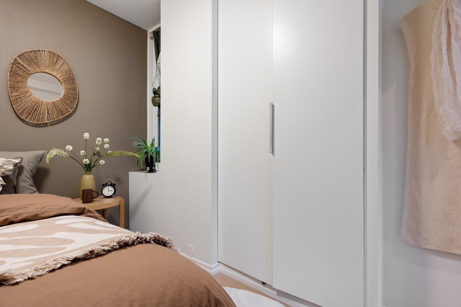 Fra soverom er det vidu/dør ut til lysgård. Galleribilde