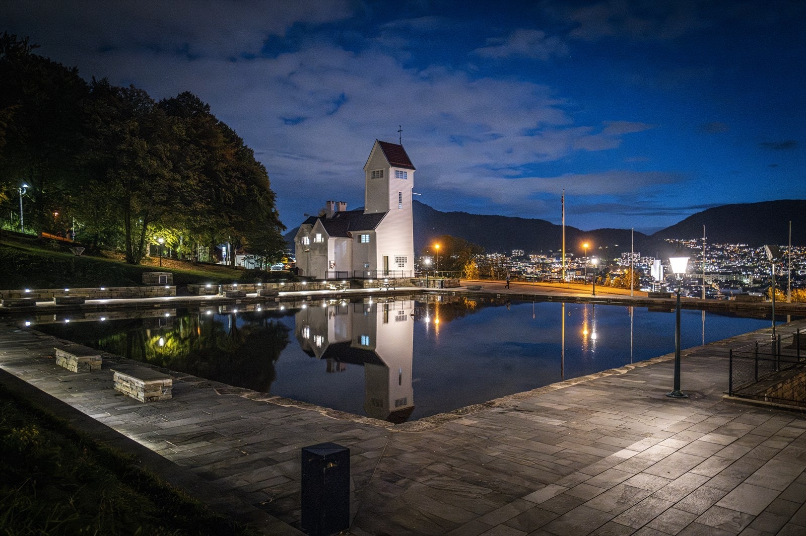 Skansen er et populært tur/utsiktsområde, som blir forvandlet til et populært skøyteområde for de minste på vinteren! Galleribilde