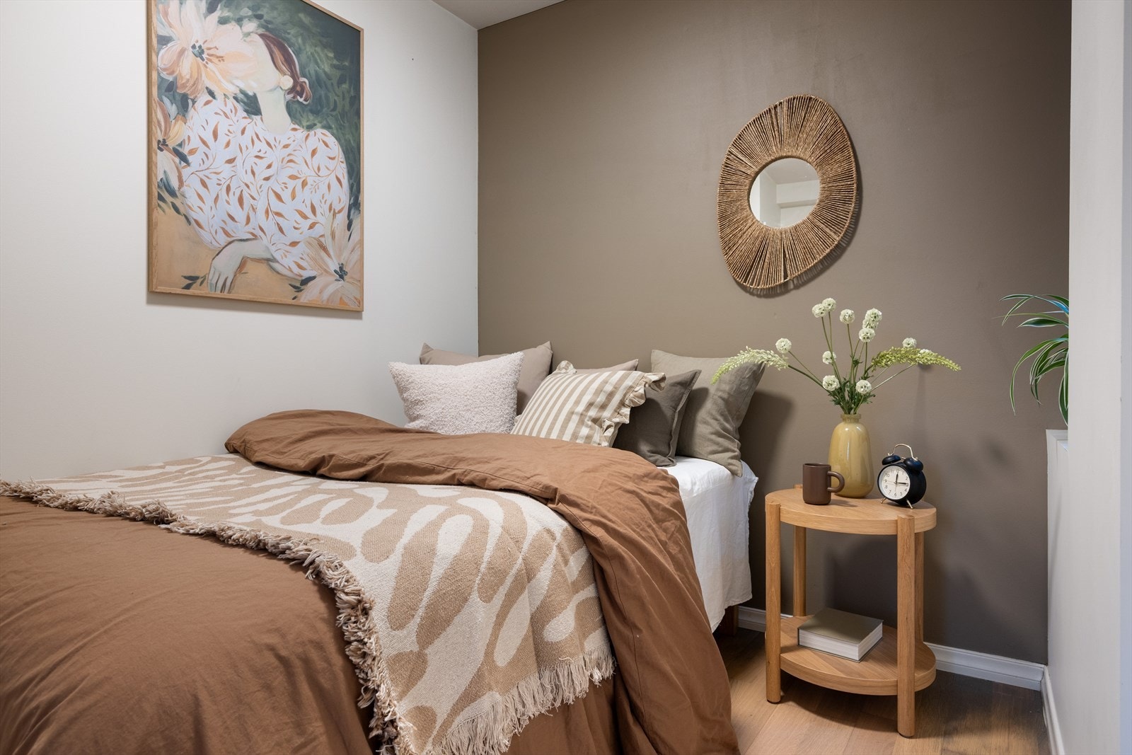 Innbydende soverom med plass til dobbeltseng og nattbord. Galleribilde