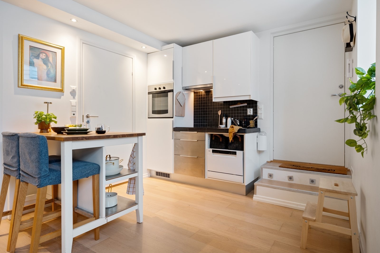 Stuen ligger i en åpen løsning med kjøkkenet, og sørger for en sosial tilværelse. Galleribilde