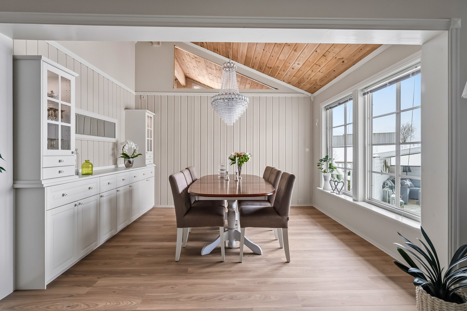 Rikelig med naturlig lys slippes inn gjennom de store vinduene Galleribilde