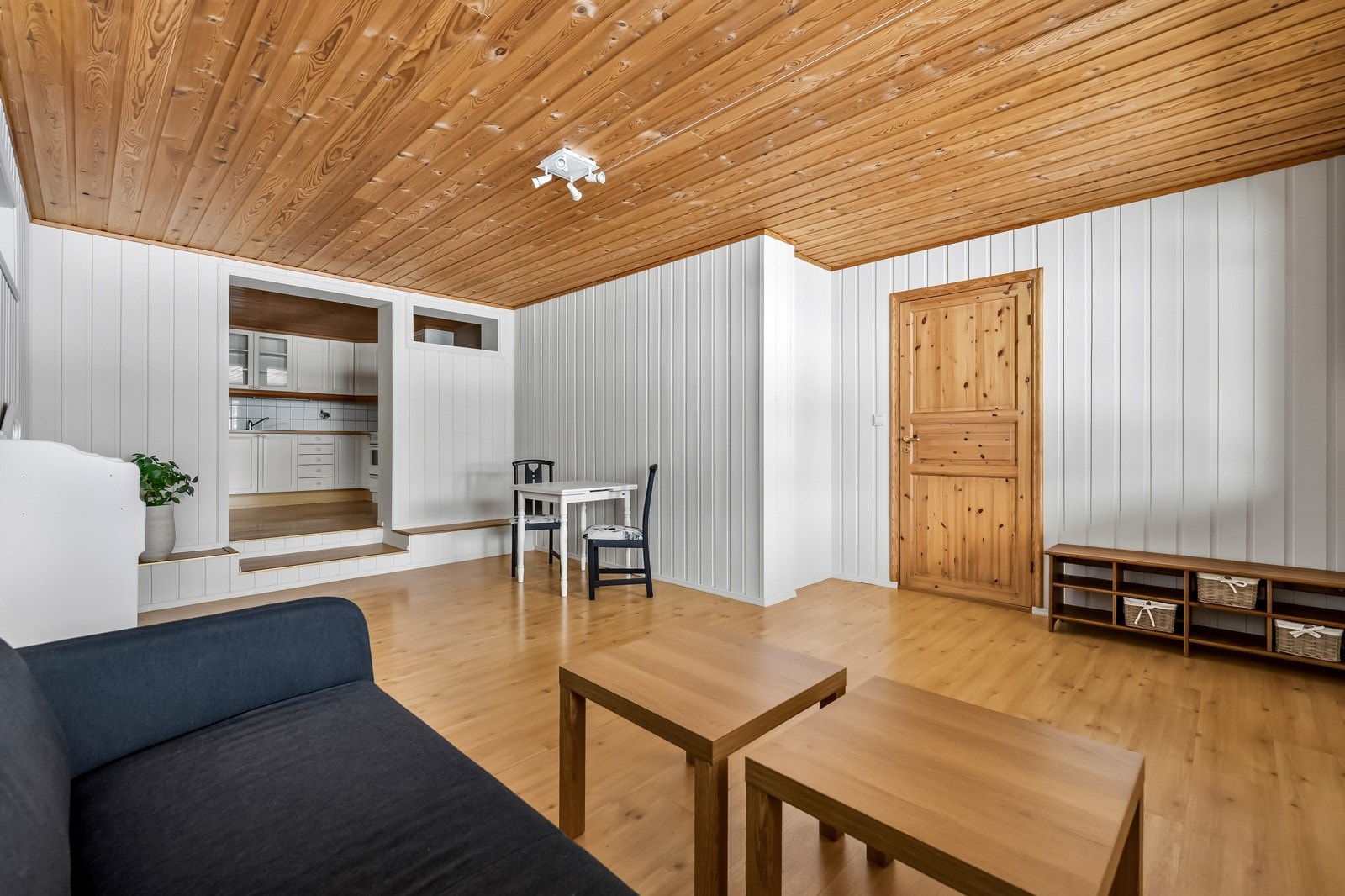 Hybeldelen har egen entré/gang, bod, stue/kjøkken/alkove og bad. Galleribilde