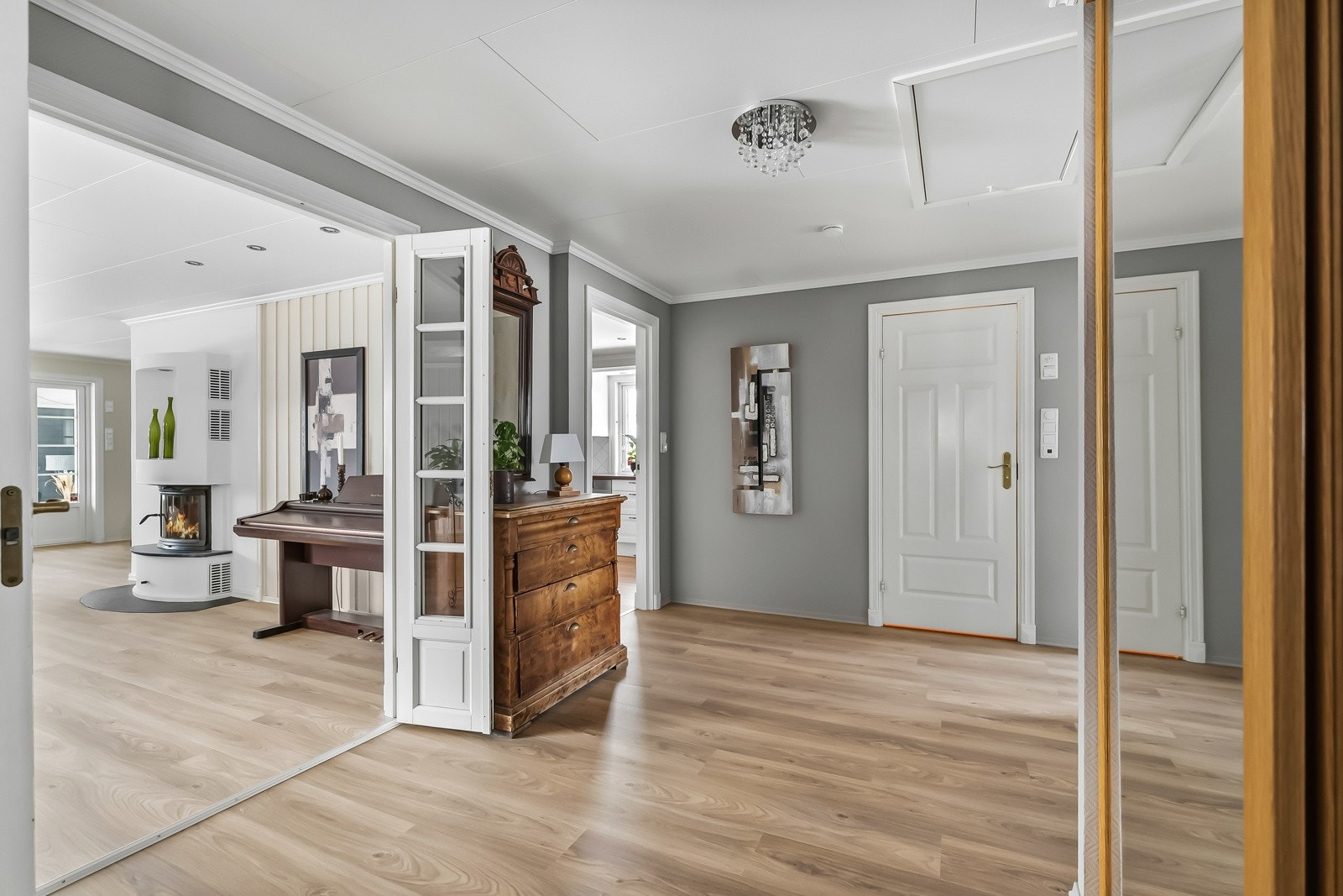 Mange av vinduene i boligen ble byttet ut i 2006. Det ble installert balansert ventilasjon i 2004. Galleribilde