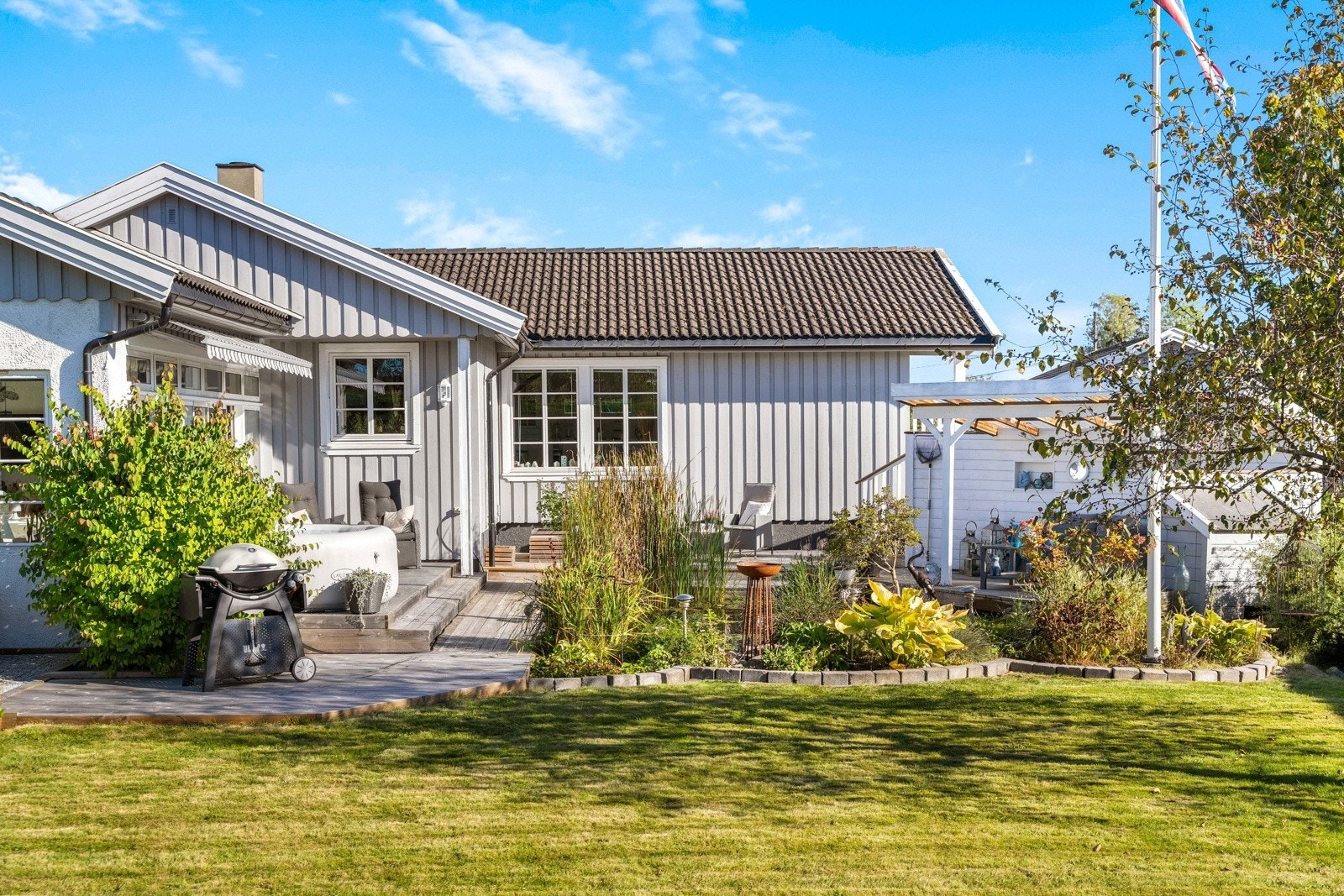 Mange av vinduene i boligen ble byttet ut i 2006. Det ble installert balansert ventilasjon i 2004. Galleribilde