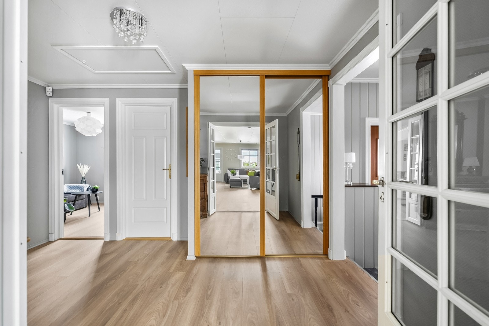 Inngangsparti inn til høyre i bildet, med praktisk skap for å henge fra seg yttertøy. Inngang til soverom 1 og soverom 2 til venstre i bildet. Galleribilde