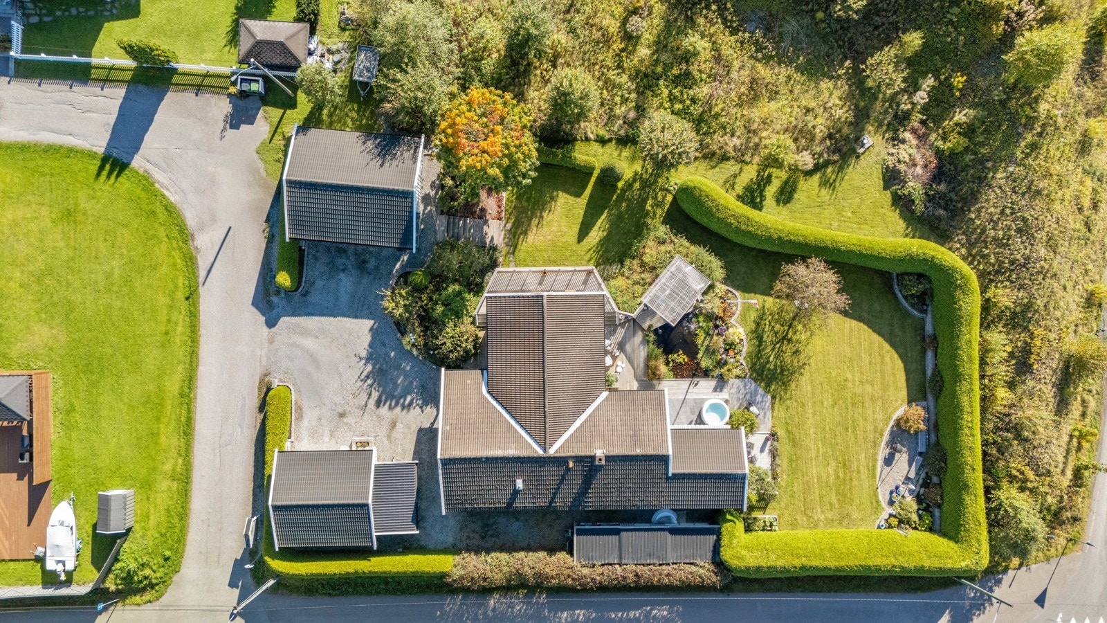 Enebolig med hybel, hagestue og fiskedam. Meget pent opparbeidet tomt på ca. 1 452 kvm. Galleribilde