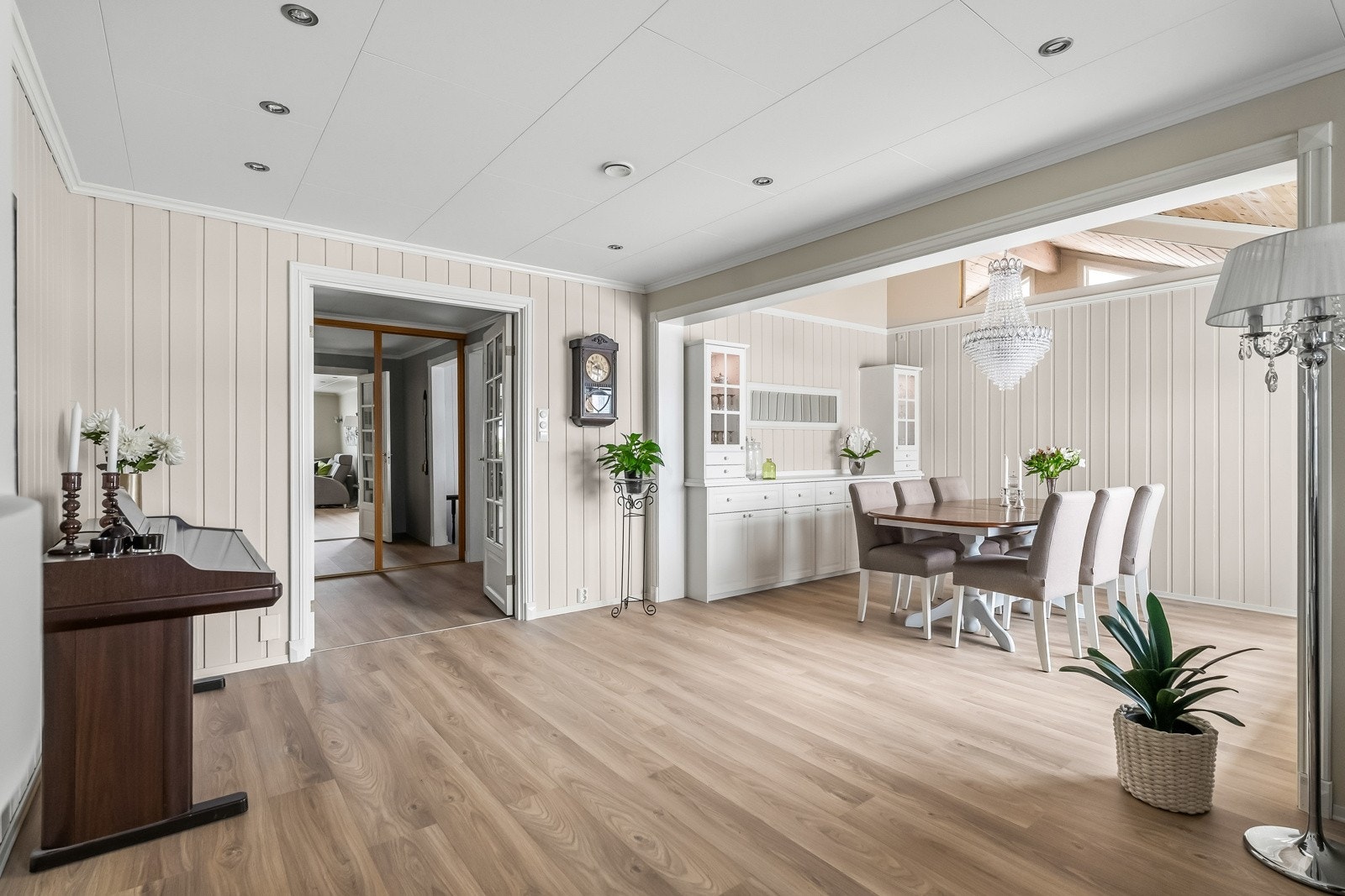 Rommene oppleves som meget luftige og åpner opp for flere soner Galleribilde