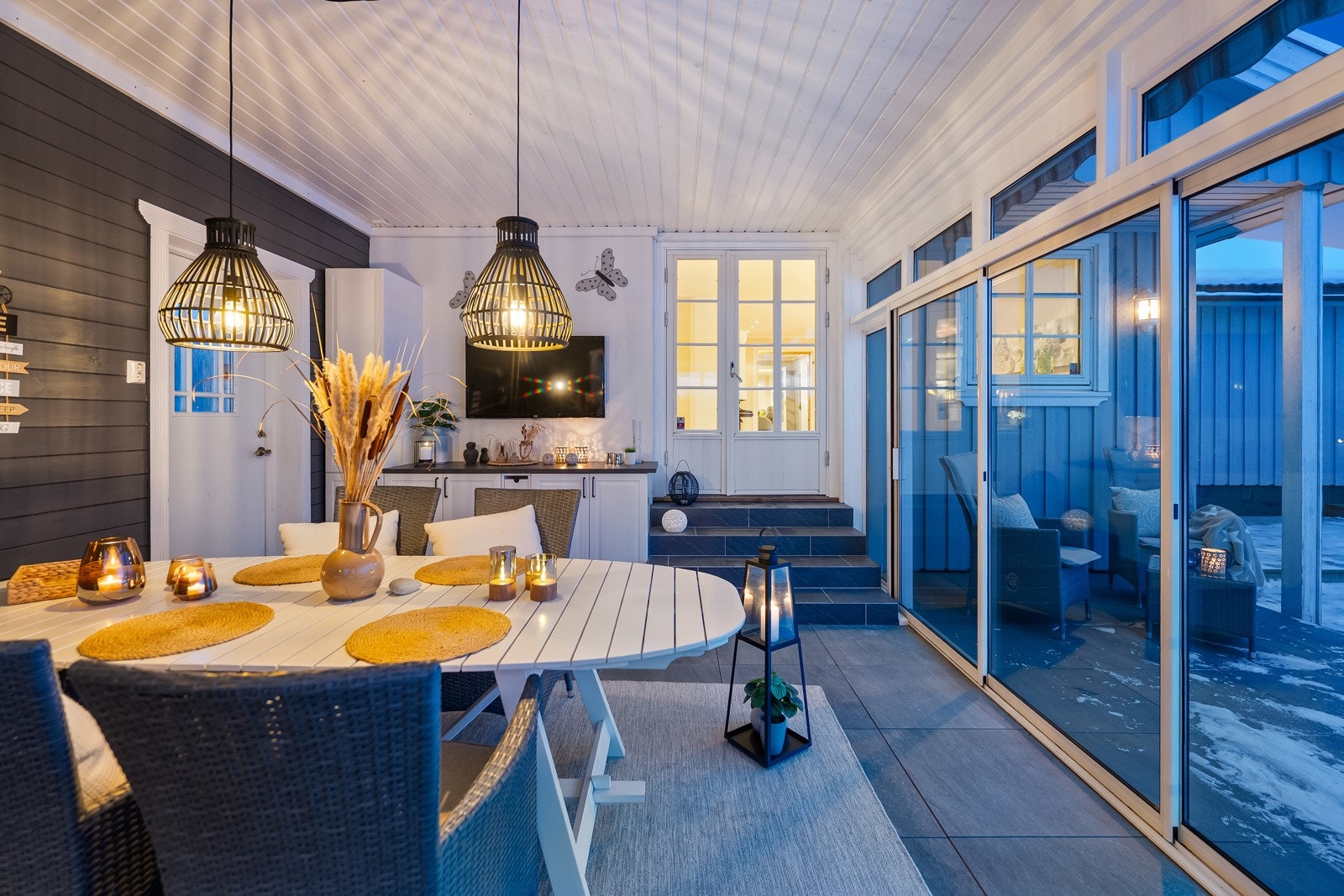 Fliser på betongdekke i tilknytning til vinterhage, ca.15 kvm. Galleribilde