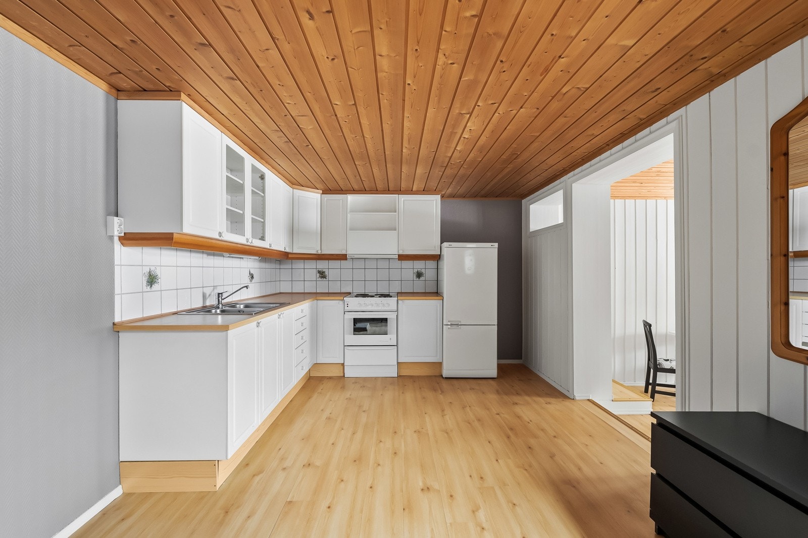 Laminat benkeplate med nedfelt kum i rustfritt stål. Frittstående hvitevarer. Galleribilde