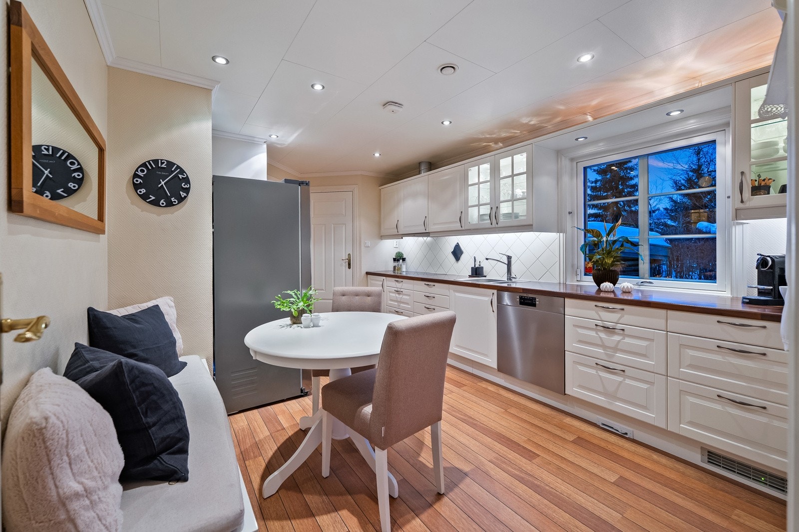 Ny kjøkkeninnredning i 1.etasje i 2006. Fliser på vegg over benkeskap, benkeplate med nedfelt kum i rustfritt stål. Galleribilde