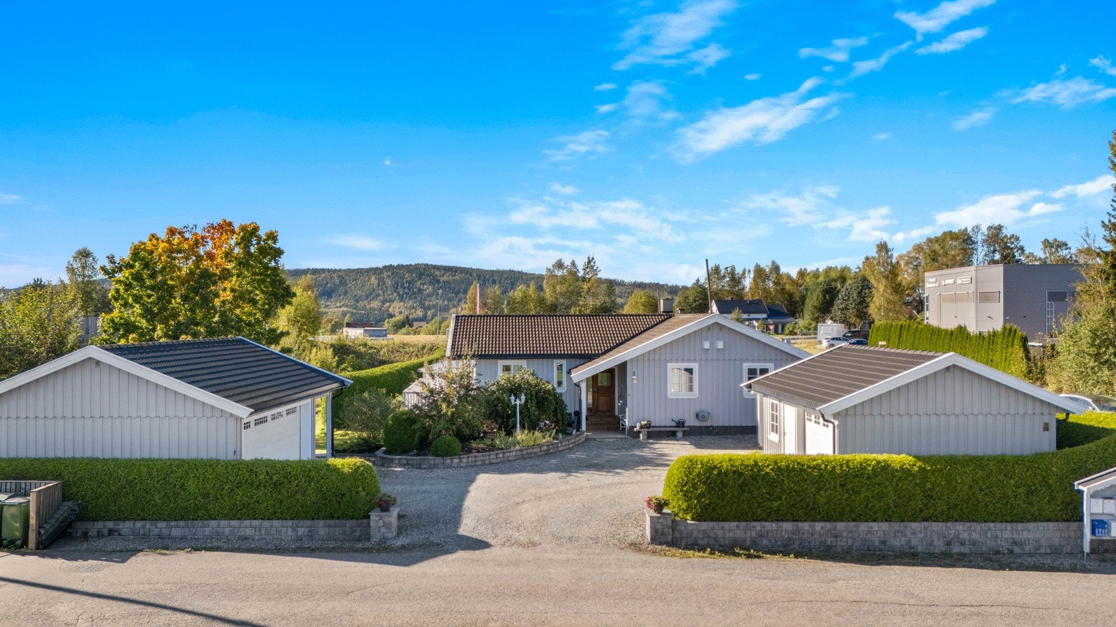 Boligen har to garasjer: en dobbelgarasje ca. 46 kvm. BRA og en stor enkel garasje ca. 31 kvm. BRA. Det er montert el-bil lader i en garasje. Galleribilde