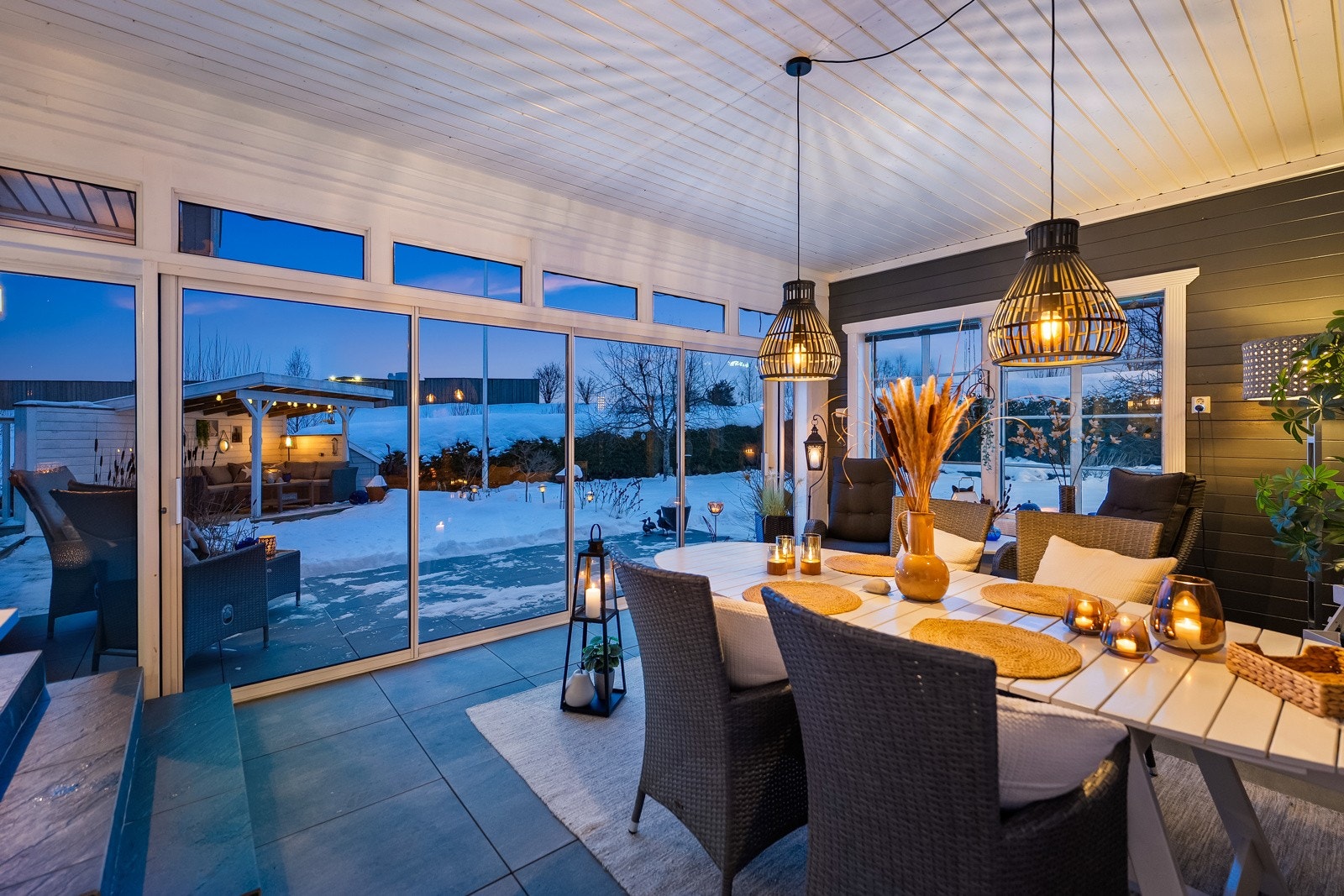 Terrasseplatting i trekonstruksjon mellom vinterhagen og veranda, ca.19 kvm. Galleribilde