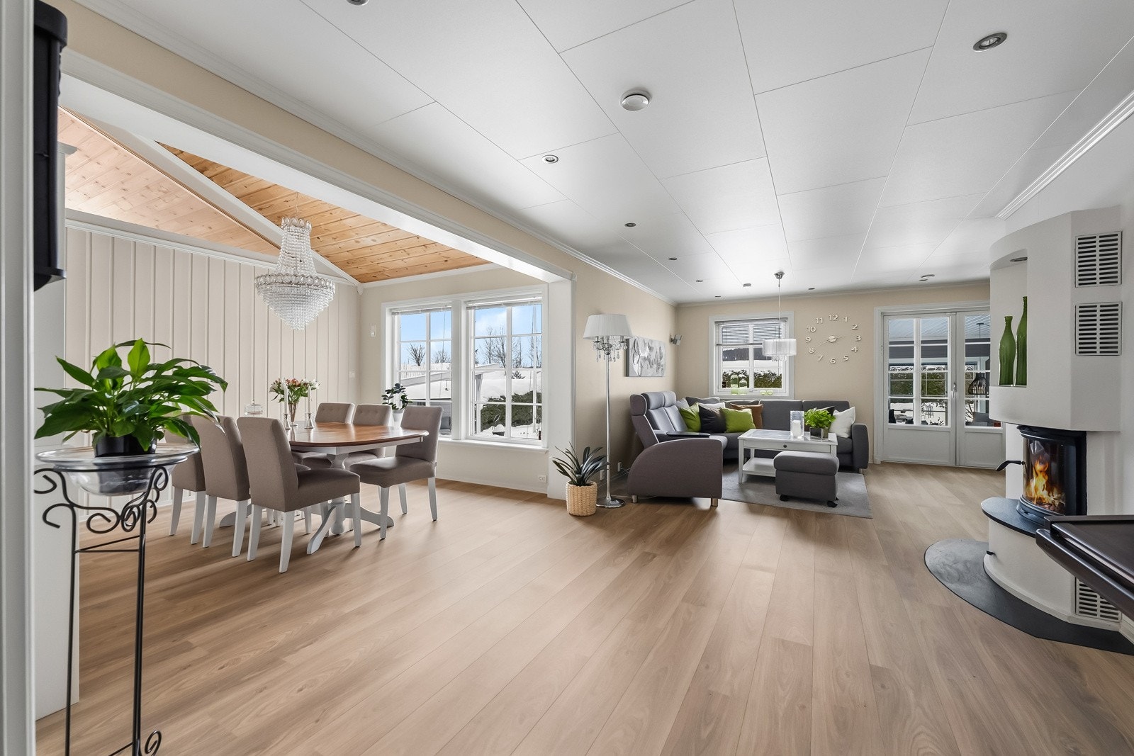 Stor spisestueplass som kan romme mange gjester: Her kan storfamilien samles! Galleribilde