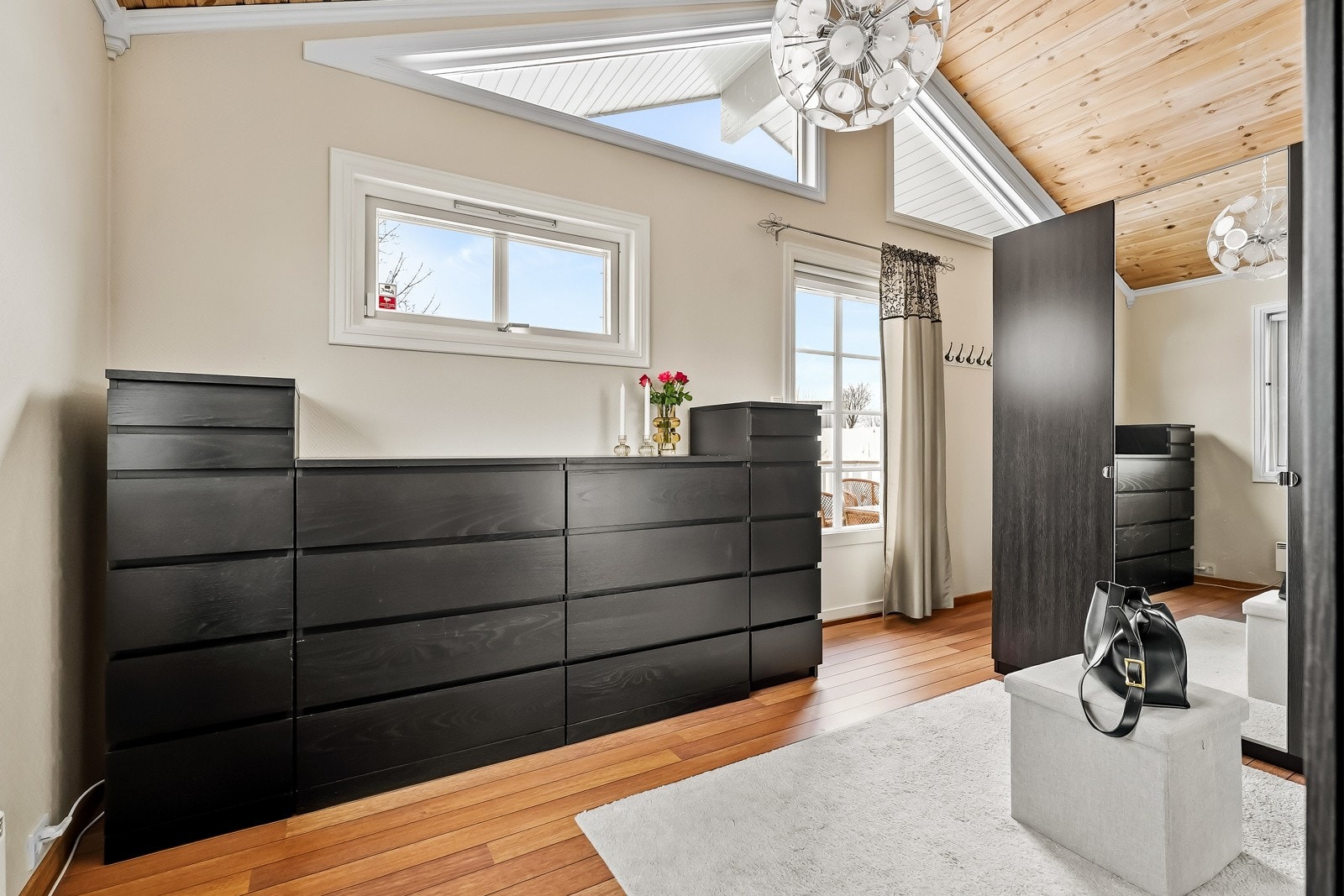 Soverom 3 har egen dør ut til sydvendt veranda. Galleribilde