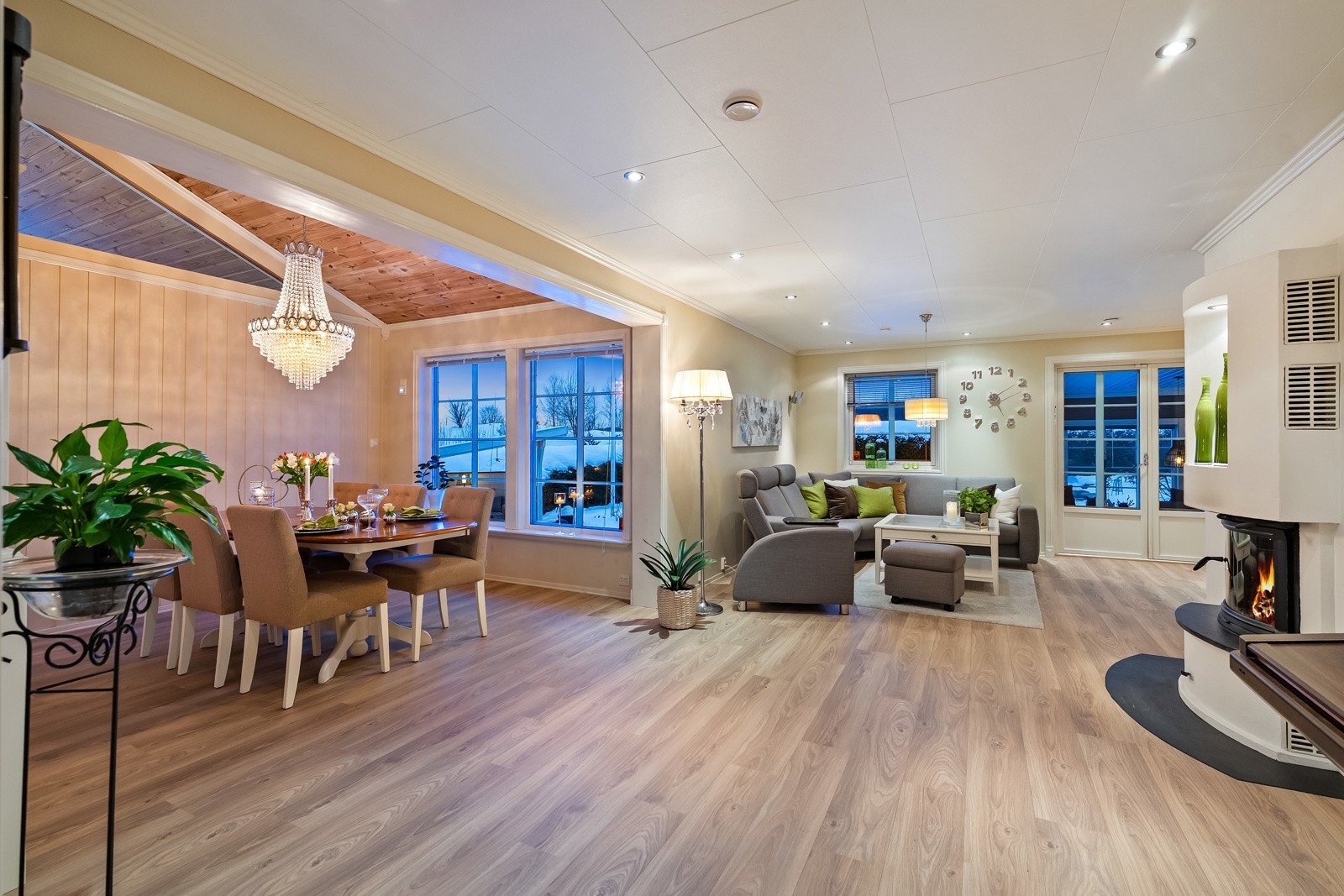 Romslig stue med flere soner. Galleribilde