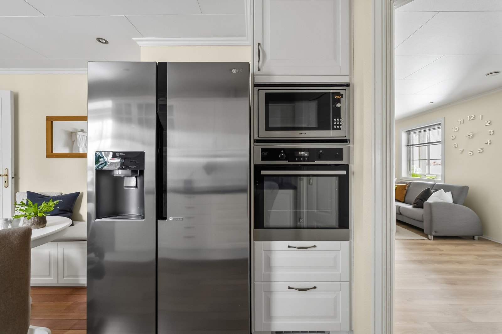 Hvitevarer bestående av induksjonstopp, stekeovn, oppvaskmaskin er integrert i innredningen. Frittstående kjøl/frys. Galleribilde