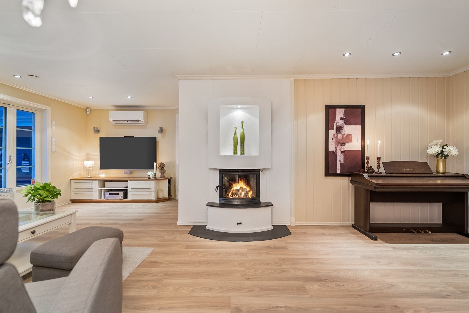 Peisovnen er sentralt plassert og bringer rikelig med varme og stemning på kalde vinterdager Galleribilde