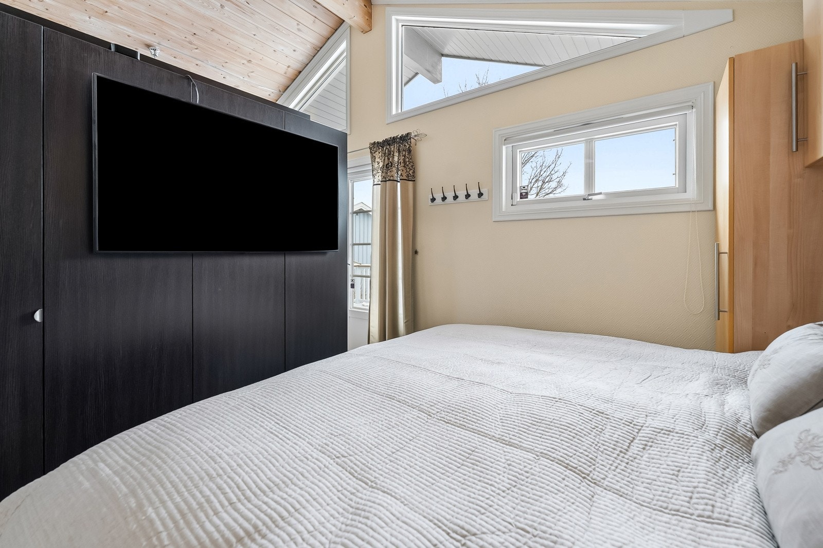 Og flere vinduer som gjør rommet ekstra lys og luftig Galleribilde