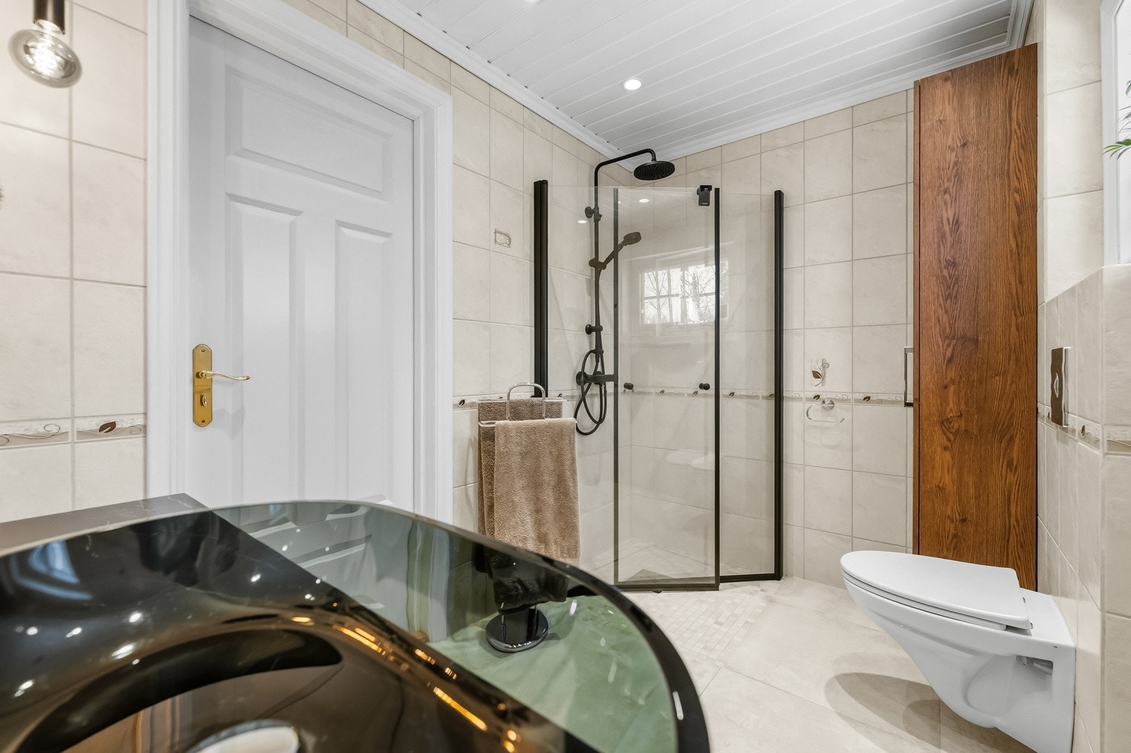 Baderomsinnredning bestående av benkeskap med glatte fronter. Galleribilde