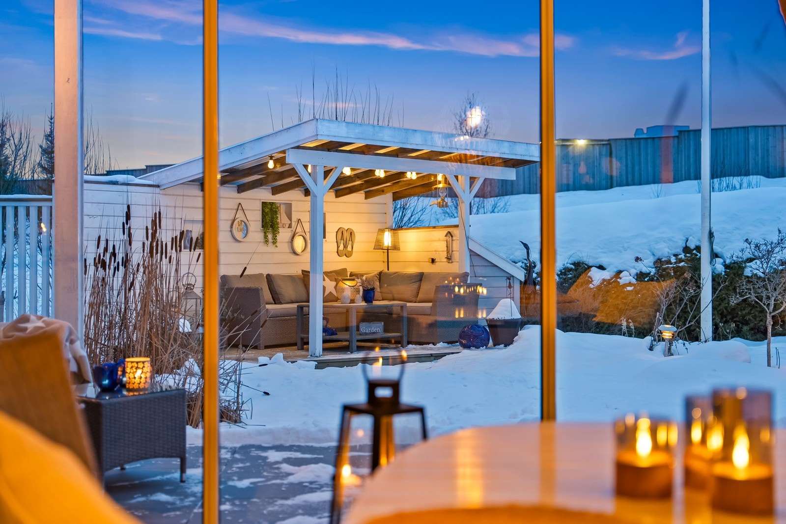 Bilder fra vinterhage mot fiskedam og uteplass. Galleribilde