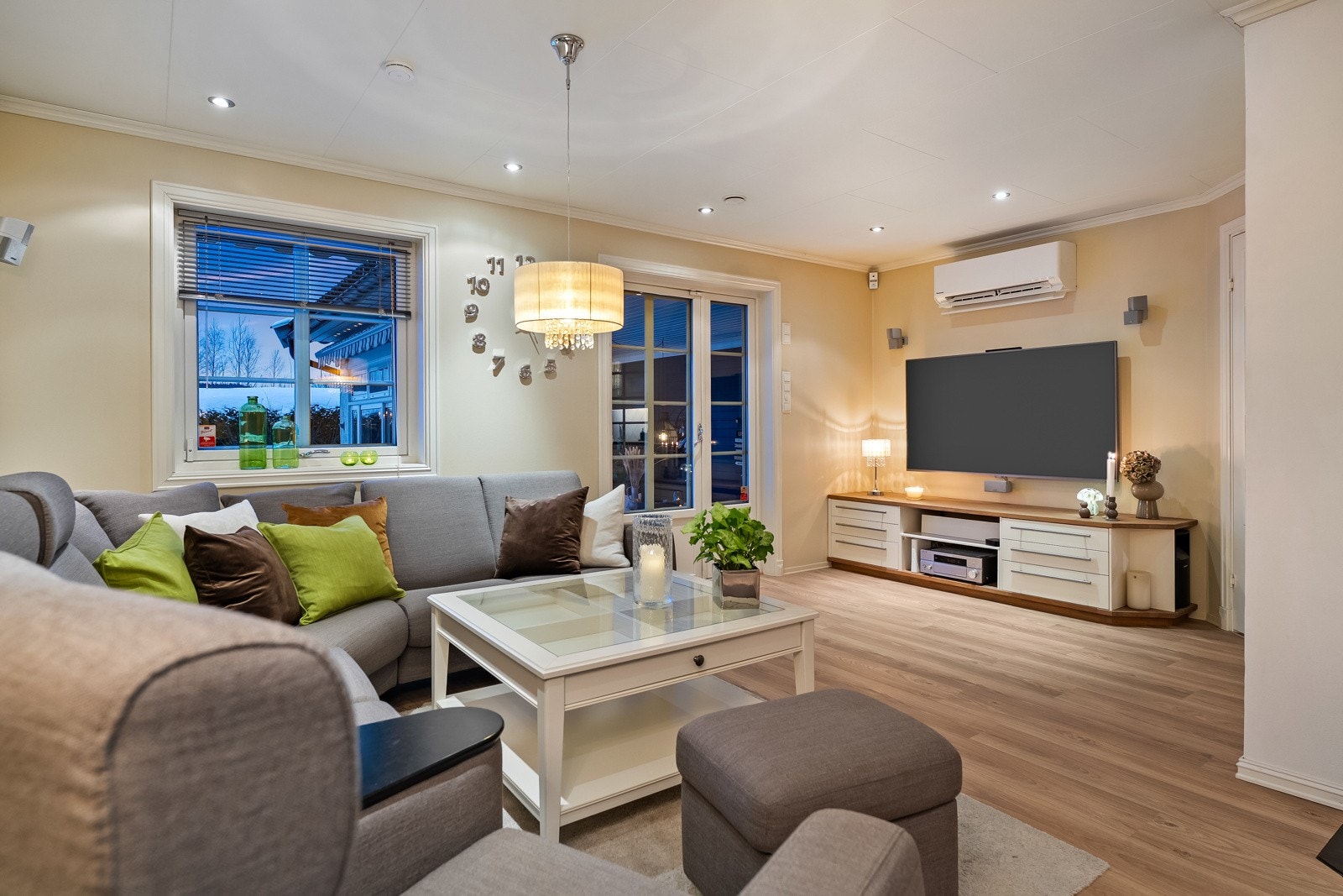 Stuen er meget romslig og åpner for flere møbleringsmuligheter. Galleribilde