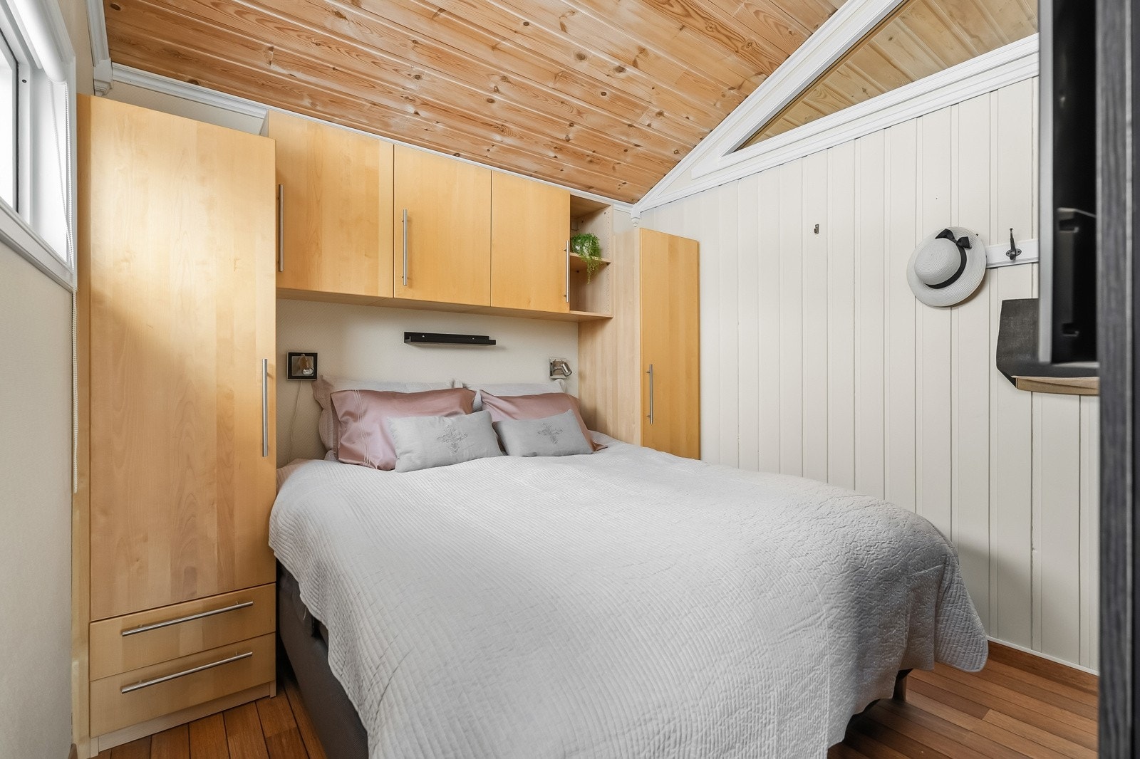 God plass til seng og skap Galleribilde