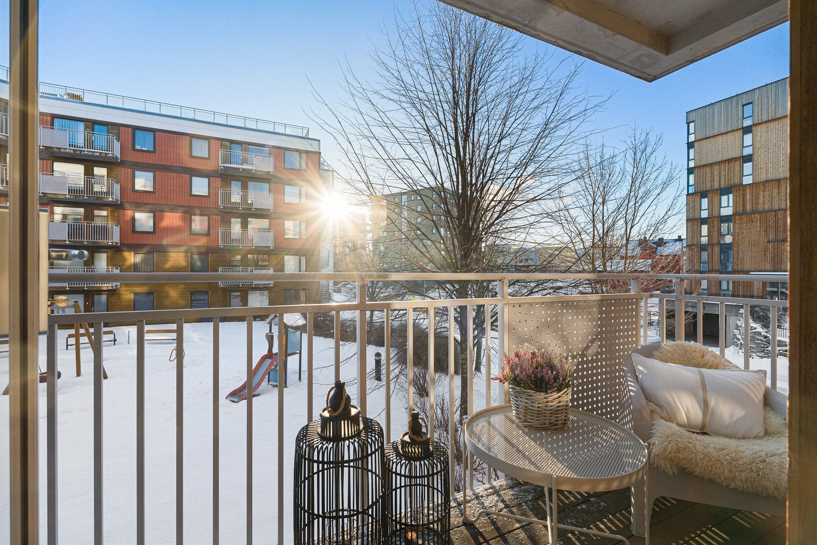 Fra stuen er det direkte utgang til en balkong med gode solforhold. Galleribilde