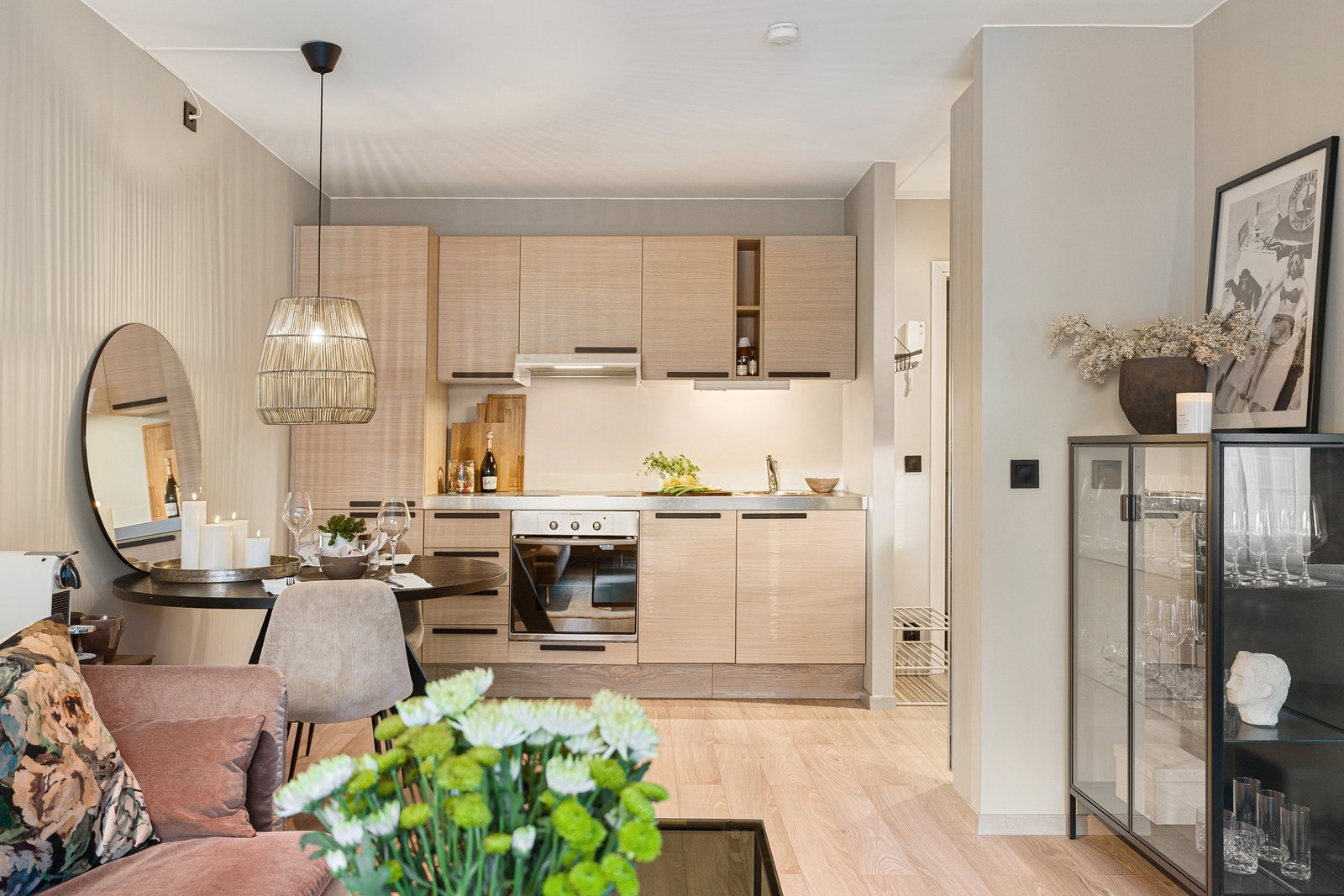 Pent og tidløst kjøkken med skap- og benkeplass. Galleribilde