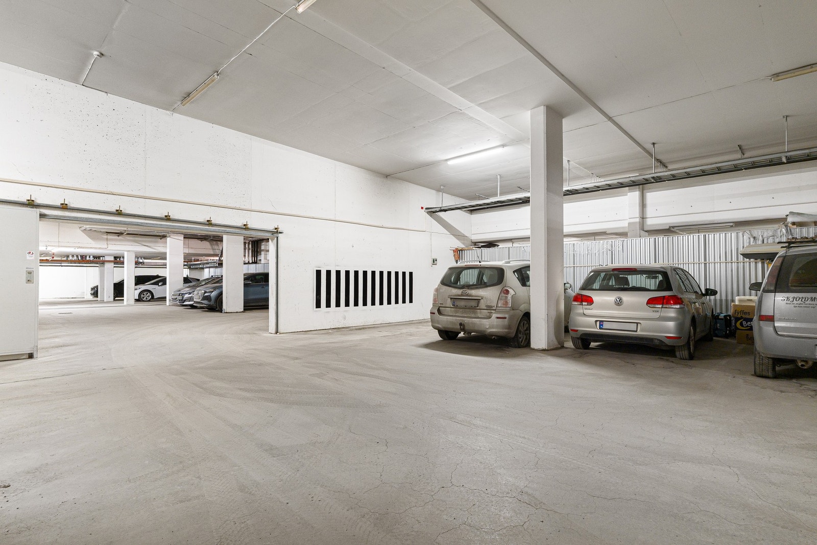 Fast parkeringsplass klargjort for elbil-lader i kjeller medfølger leiligheten. Galleribilde