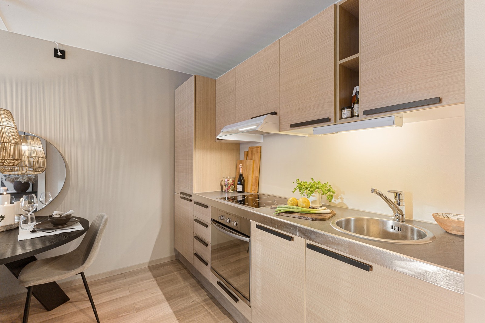 Kjøkkenet har integrerte hvitevarer som kjøl/fryseskap, oppvaskmaskin, stekeovn og platetopp. Galleribilde