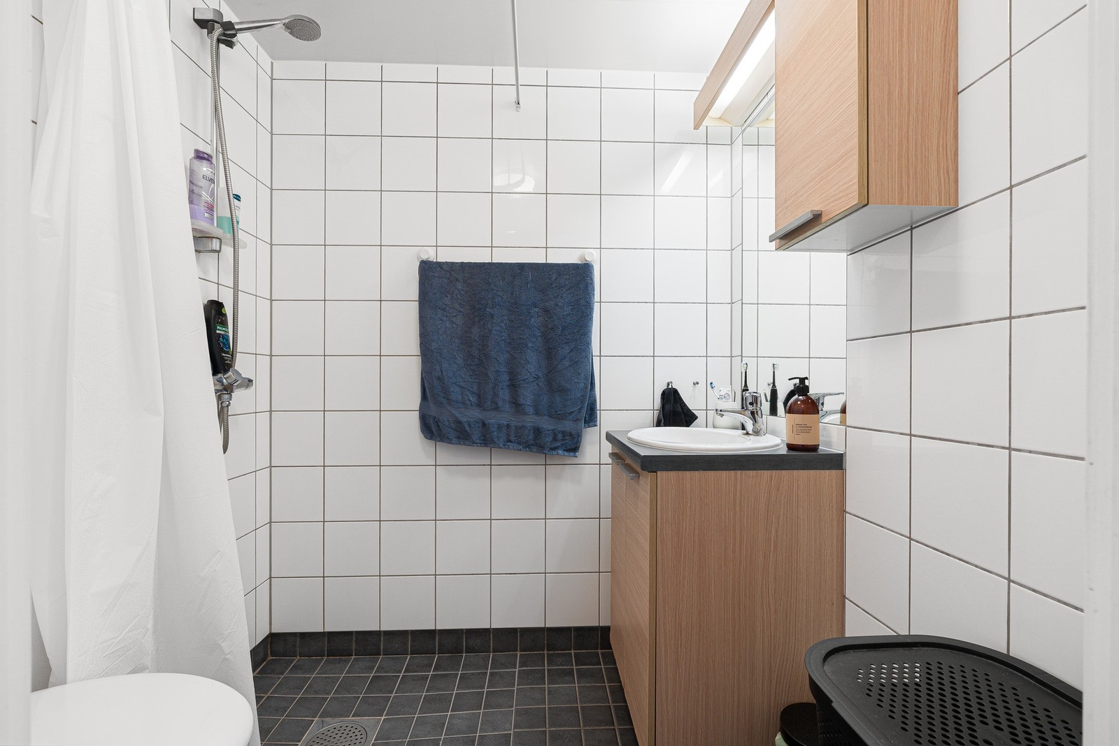 Praktisk flislagt baderom med behagelig gulvvarme. Galleribilde