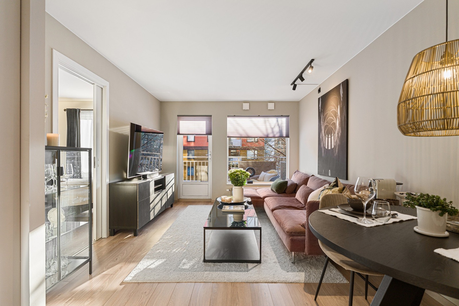 Leiligheten har store vindusflater som slipper inn rikelig med naturlig lys. Galleribilde