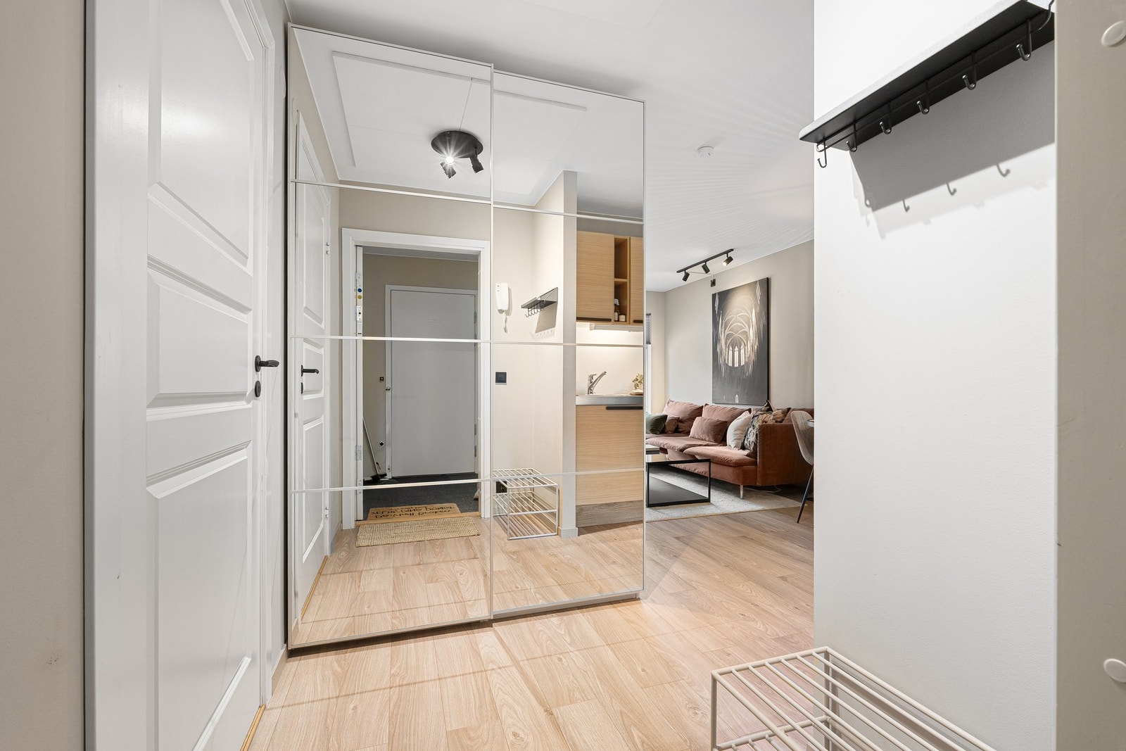 Innbydende entrè med skyvedørsgarderobe, samt oppheng av yttertøy. Galleribilde