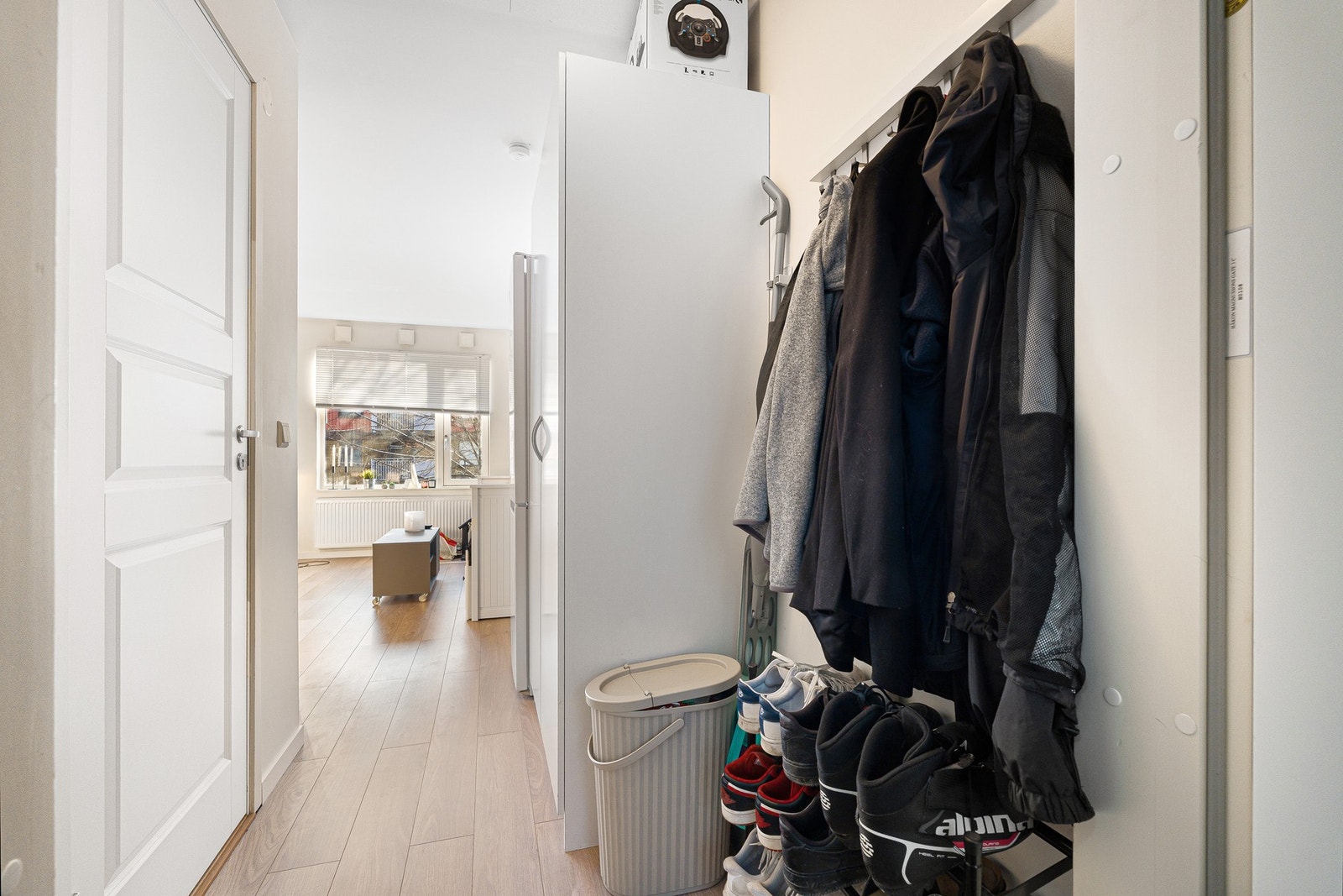 Innbydende entrè med plass til garderobeløsning, samt oppheng til yttertøy. Galleribilde