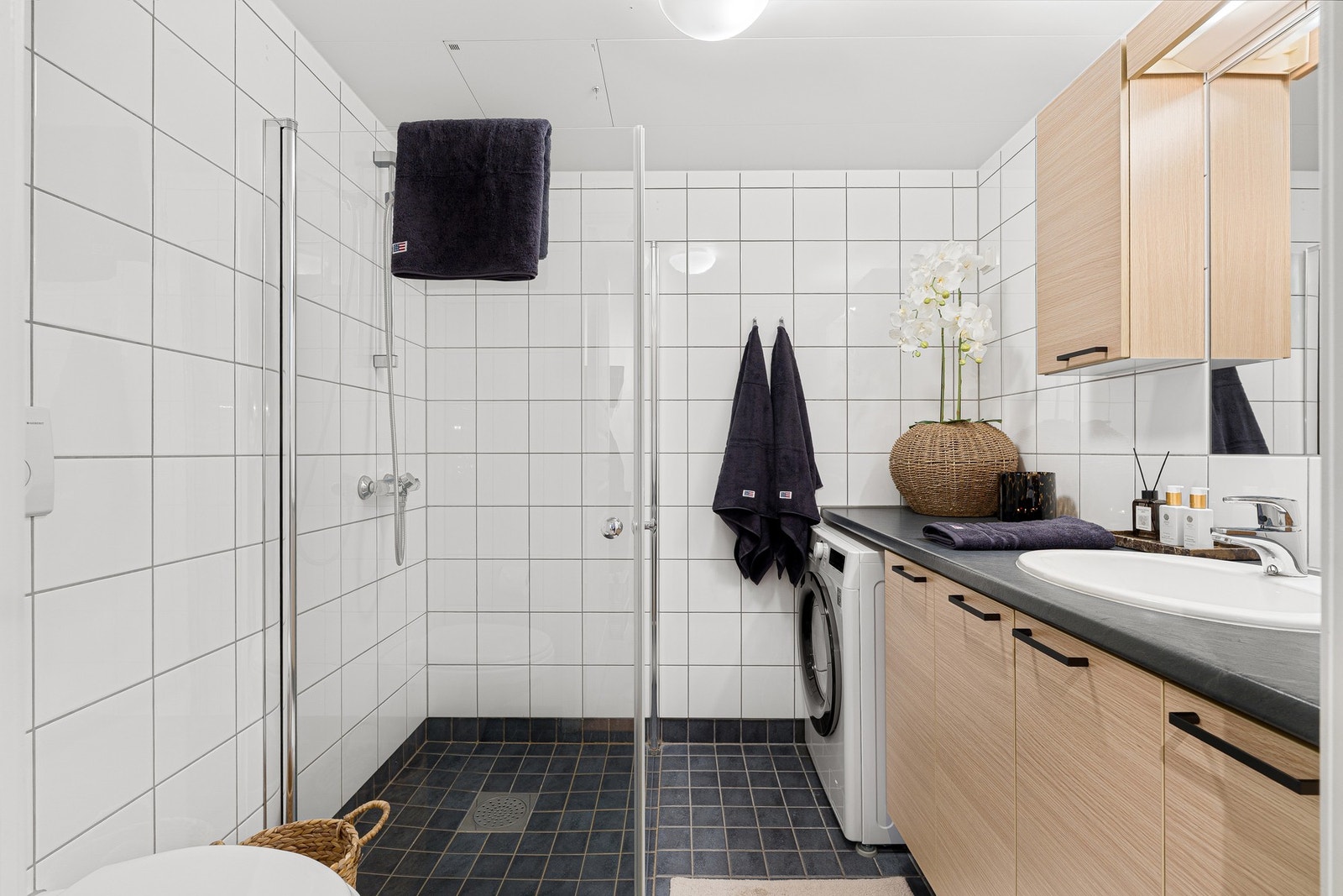 Pent flislagt baderom med behagelig gulvvarme. Galleribilde