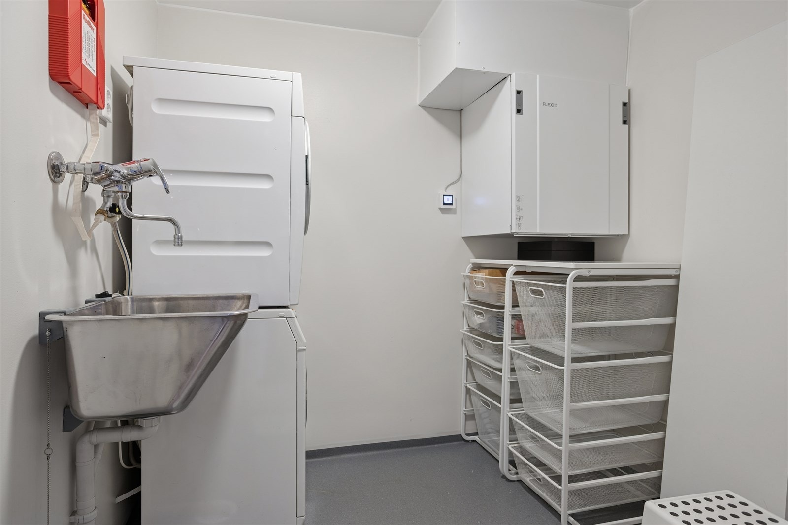 Innvendig bod med utslagsvask og opplegg for vaskemaskin. Galleribilde