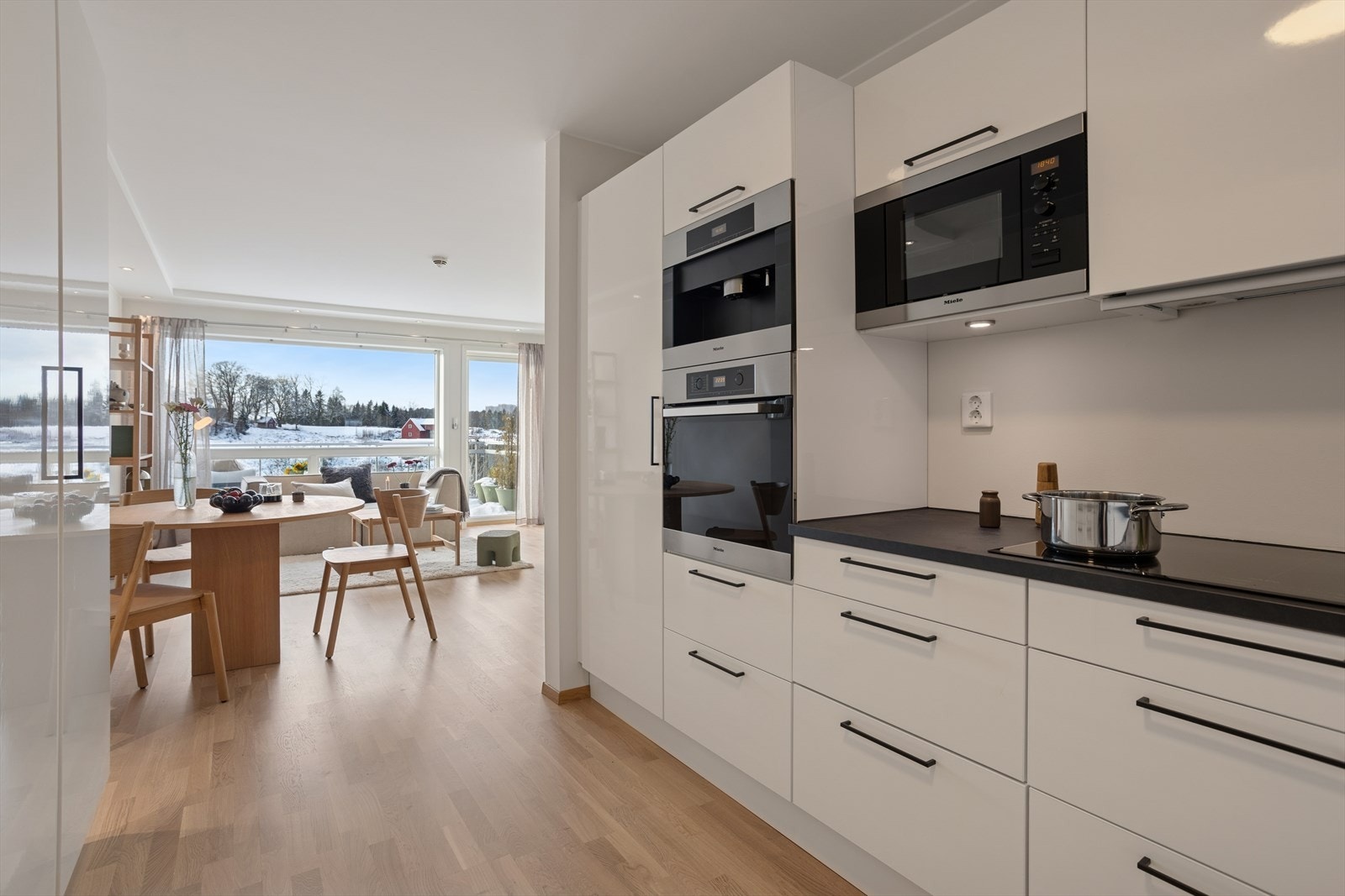 Godt utstyrt kjøkken med integrert stekeovn, induksjonstopp, kjøleskap, fryseskap, espressomaskin, mikrobølgeovn og oppvaskmaskin. Ny benkeplate og kjøkkenfronter i 2026 Galleribilde